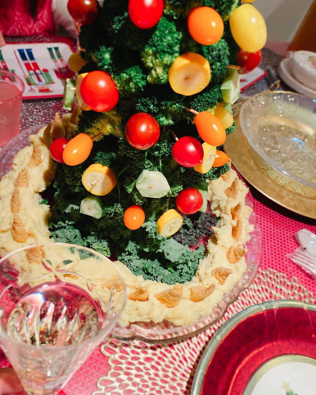 熊田曜子さんのインスタグラム写真 - (熊田曜子Instagram)「🎄Merry Christmas 🎅  #パーティー　#クリスマス会　#family #家族　#サラダのツリー　#ブロッコリー　#トマト　#マッシュポテト　#キュウリ」12月24日 18時51分 - kumadayoko
