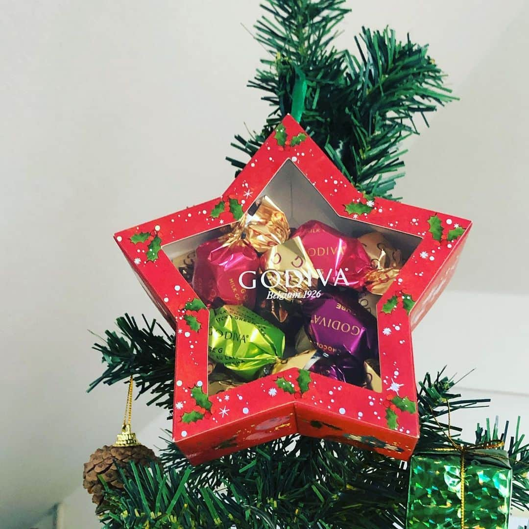 悠以のインスタグラム：「#我が家 の　#クリスマスツリー #godiva #メリクリ #くりぼっち #静かな年末年始」