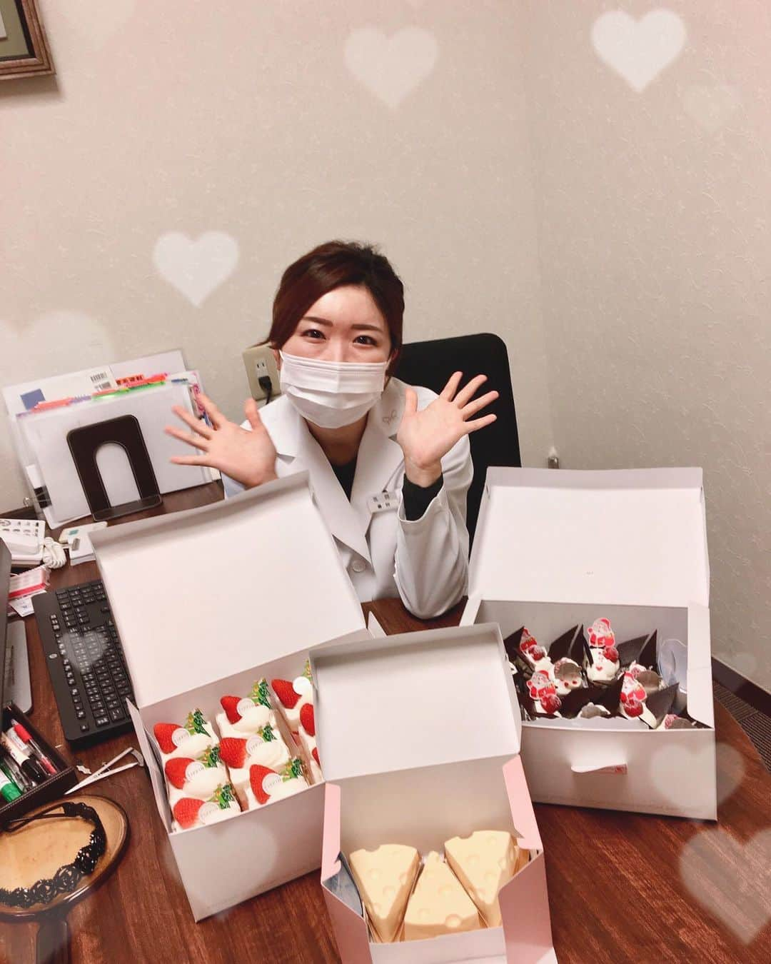 高須クリニック名古屋院さんのインスタグラム写真 - (高須クリニック名古屋院Instagram)「🎄Merry christmas🎄🎅🎁  今年のクリスマスはいかがお過ごしでしょうか？ サンタさん🎅は今夜現れますか？笑 名古屋院では、かわい可愛いサンタさんが来ました🧑‍🎄🎁 ・ その可愛いサンタさんはなんと！#@yukarinrinchan 藤田先生です❣️✨ 先生いつもお心遣いありがとうございます🙇🏻‍♀️✨ 頂いたケーキあっという間にペロりしました🤪笑 ・ ・ 年末は沢山のご予約頂きありがとうございます😊✨ 予約は混み合うと思いますが、お問い合わせ頂ければご案内出来るかもしれませんのでお待ちしております🤗✨ ・ 素敵な #クリスマス　お過ごしくださいませ💕  ・ ・ 【ご予約・お問い合わせ】 ☎️ 052-564-1187 📩 nagoya@takasu.co.jp 📱 @takasuclinic_nagoya ↑インスタのプロフィール画面からも直接コンタクトが取れます📲 【名古屋院ドクターのアカウント】 幹弥先生📱 @takasumikiya 英津子先生📱 @etsuko_takasu 森本先生📱 @takasuclinic_dr.morimoto 湯田先生📱 @takasu.dr.yuda 内堀先生📱 @uchibori_takasuclinic  ・ #高須クリニック名古屋院 #高須クリニック #高須幹弥 #高須英津子 #美容整形 #整形したい #ニキビ・ニキビ跡 #たるみ #しみ #シワ #毛穴 #リフトアップ #レーザー治療 #名古屋 #二重整形 #鼻整形 #美容好きな人と繋がりたい #可愛くなりたい #綺麗になりたい #綺麗になりたい人と繋がりたい #プチ整形 #整容手术 #微整 #变美 #双眼皮手术 #隆鼻术 #抗衰老 #医美」12月24日 18時51分 - takasuclinic_nagoya