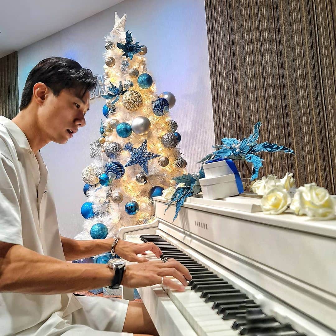 デスモンド・タンのインスタグラム：「White christmas tree and piano make a perfect photo for Christmas. Why not! Audio not provided. Message: Merry Christmas! 😜  P.S. I did a X'mas song a couple of years ago with @harkmusic . What's the title? Anyone? 🙋‍♂️」