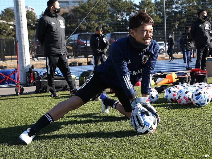 日本サッカー協会さんのインスタグラム写真 - (日本サッカー協会Instagram)「【2020.12.23 Training①📸】#U23日本代表 候補のトレーニングキャンプは23日(水)に活動2日目を迎え、前日に引き続き午前・午後の二部練習を行いました。  今回のトレーニングキャンプで練習のすべてを取り仕切っているのは#横内昭展 コーチです。#森保一 監督が#SAMURAIBLUE （日本代表）と #東京オリンピック 世代を兼務していることから、これまでU-23日本代表の活動の多くは横内コーチが指揮を執ってきました。2021年も3月と6月はSAMURAI BLUEと活動が重なるため、東京オリンピック直前までは横内コーチが監督を務め、U-23日本代表専任の#栗原克志 コーチ、#川口能活 GKコーチとともにチーム作りを進めていきます。  ✅活動の様子は#JFATV （YouTube）で公開中の#TeamCam で詳しくお届けしています。ぜひそちらもご覧ください。  #daihyo #JFA」12月24日 18時53分 - japanfootballassociation