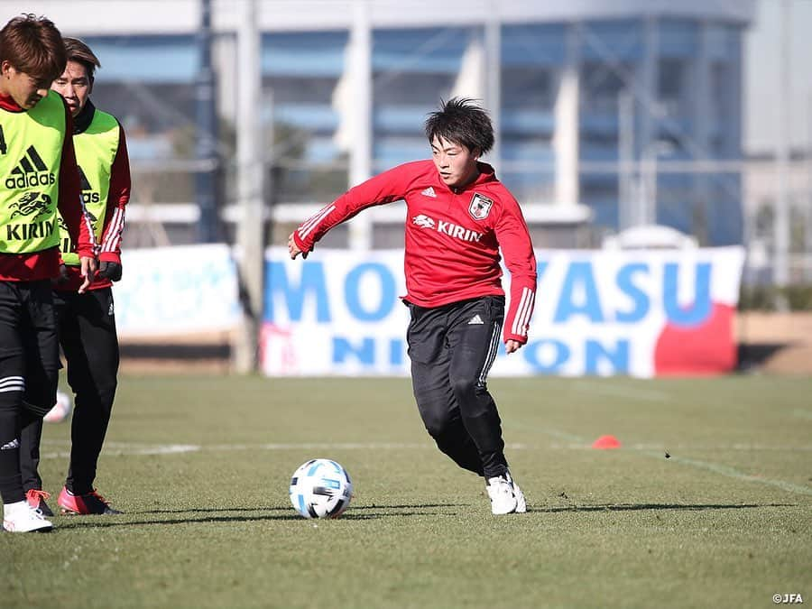 日本サッカー協会さんのインスタグラム写真 - (日本サッカー協会Instagram)「【2020.12.23 Training①📸】#U23日本代表 候補のトレーニングキャンプは23日(水)に活動2日目を迎え、前日に引き続き午前・午後の二部練習を行いました。  今回のトレーニングキャンプで練習のすべてを取り仕切っているのは#横内昭展 コーチです。#森保一 監督が#SAMURAIBLUE （日本代表）と #東京オリンピック 世代を兼務していることから、これまでU-23日本代表の活動の多くは横内コーチが指揮を執ってきました。2021年も3月と6月はSAMURAI BLUEと活動が重なるため、東京オリンピック直前までは横内コーチが監督を務め、U-23日本代表専任の#栗原克志 コーチ、#川口能活 GKコーチとともにチーム作りを進めていきます。  ✅活動の様子は#JFATV （YouTube）で公開中の#TeamCam で詳しくお届けしています。ぜひそちらもご覧ください。  #daihyo #JFA」12月24日 18時53分 - japanfootballassociation