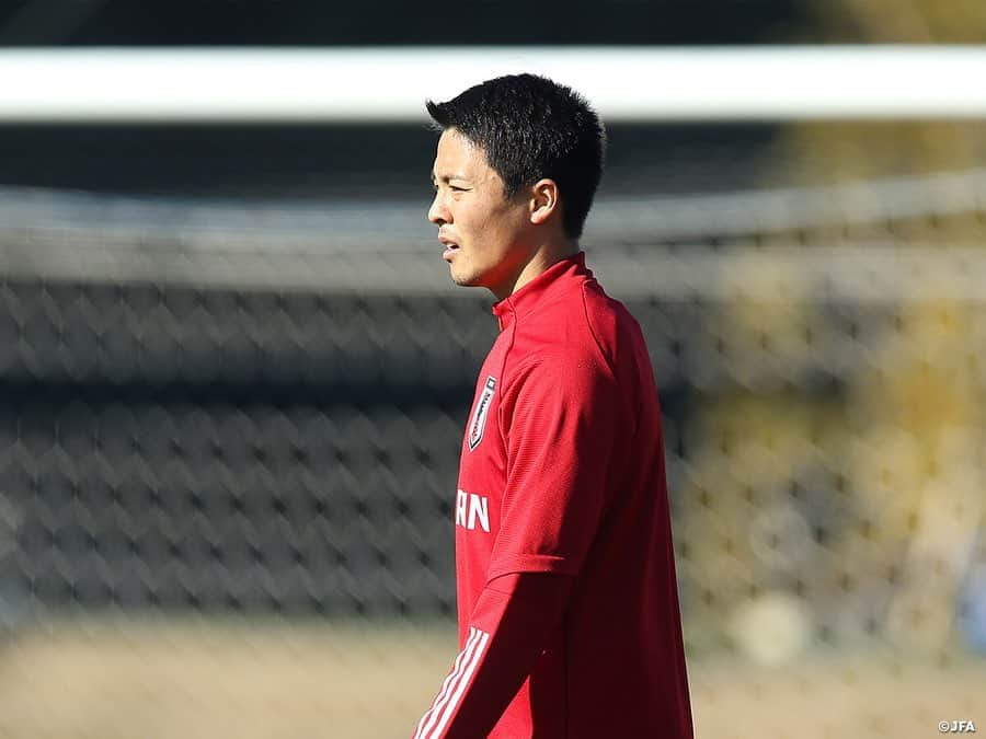 日本サッカー協会さんのインスタグラム写真 - (日本サッカー協会Instagram)「【2020.12.23 Training①📸】#U23日本代表 候補のトレーニングキャンプは23日(水)に活動2日目を迎え、前日に引き続き午前・午後の二部練習を行いました。  今回のトレーニングキャンプで練習のすべてを取り仕切っているのは#横内昭展 コーチです。#森保一 監督が#SAMURAIBLUE （日本代表）と #東京オリンピック 世代を兼務していることから、これまでU-23日本代表の活動の多くは横内コーチが指揮を執ってきました。2021年も3月と6月はSAMURAI BLUEと活動が重なるため、東京オリンピック直前までは横内コーチが監督を務め、U-23日本代表専任の#栗原克志 コーチ、#川口能活 GKコーチとともにチーム作りを進めていきます。  ✅活動の様子は#JFATV （YouTube）で公開中の#TeamCam で詳しくお届けしています。ぜひそちらもご覧ください。  #daihyo #JFA」12月24日 18時53分 - japanfootballassociation