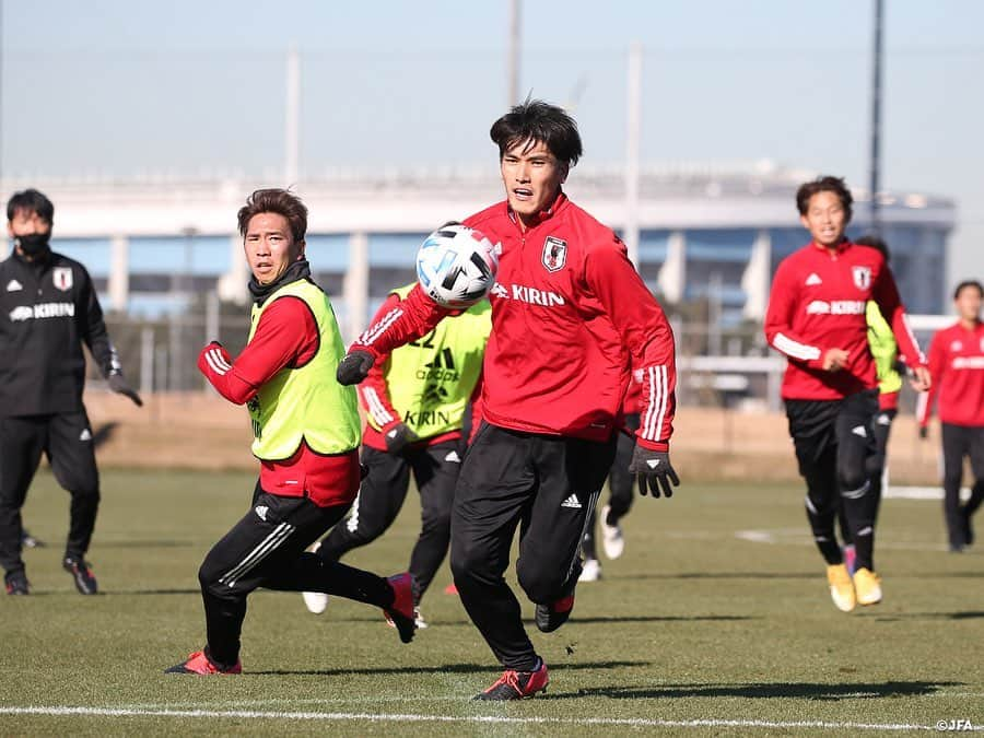 日本サッカー協会さんのインスタグラム写真 - (日本サッカー協会Instagram)「【2020.12.23 Training①📸】#U23日本代表 候補のトレーニングキャンプは23日(水)に活動2日目を迎え、前日に引き続き午前・午後の二部練習を行いました。  今回のトレーニングキャンプで練習のすべてを取り仕切っているのは#横内昭展 コーチです。#森保一 監督が#SAMURAIBLUE （日本代表）と #東京オリンピック 世代を兼務していることから、これまでU-23日本代表の活動の多くは横内コーチが指揮を執ってきました。2021年も3月と6月はSAMURAI BLUEと活動が重なるため、東京オリンピック直前までは横内コーチが監督を務め、U-23日本代表専任の#栗原克志 コーチ、#川口能活 GKコーチとともにチーム作りを進めていきます。  ✅活動の様子は#JFATV （YouTube）で公開中の#TeamCam で詳しくお届けしています。ぜひそちらもご覧ください。  #daihyo #JFA」12月24日 18時53分 - japanfootballassociation