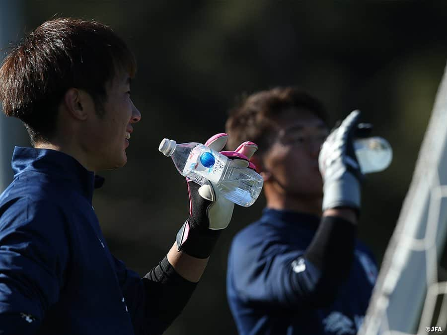 日本サッカー協会さんのインスタグラム写真 - (日本サッカー協会Instagram)「【2020.12.23 Training①📸】#U23日本代表 候補のトレーニングキャンプは23日(水)に活動2日目を迎え、前日に引き続き午前・午後の二部練習を行いました。  今回のトレーニングキャンプで練習のすべてを取り仕切っているのは#横内昭展 コーチです。#森保一 監督が#SAMURAIBLUE （日本代表）と #東京オリンピック 世代を兼務していることから、これまでU-23日本代表の活動の多くは横内コーチが指揮を執ってきました。2021年も3月と6月はSAMURAI BLUEと活動が重なるため、東京オリンピック直前までは横内コーチが監督を務め、U-23日本代表専任の#栗原克志 コーチ、#川口能活 GKコーチとともにチーム作りを進めていきます。  ✅活動の様子は#JFATV （YouTube）で公開中の#TeamCam で詳しくお届けしています。ぜひそちらもご覧ください。  #daihyo #JFA」12月24日 18時53分 - japanfootballassociation