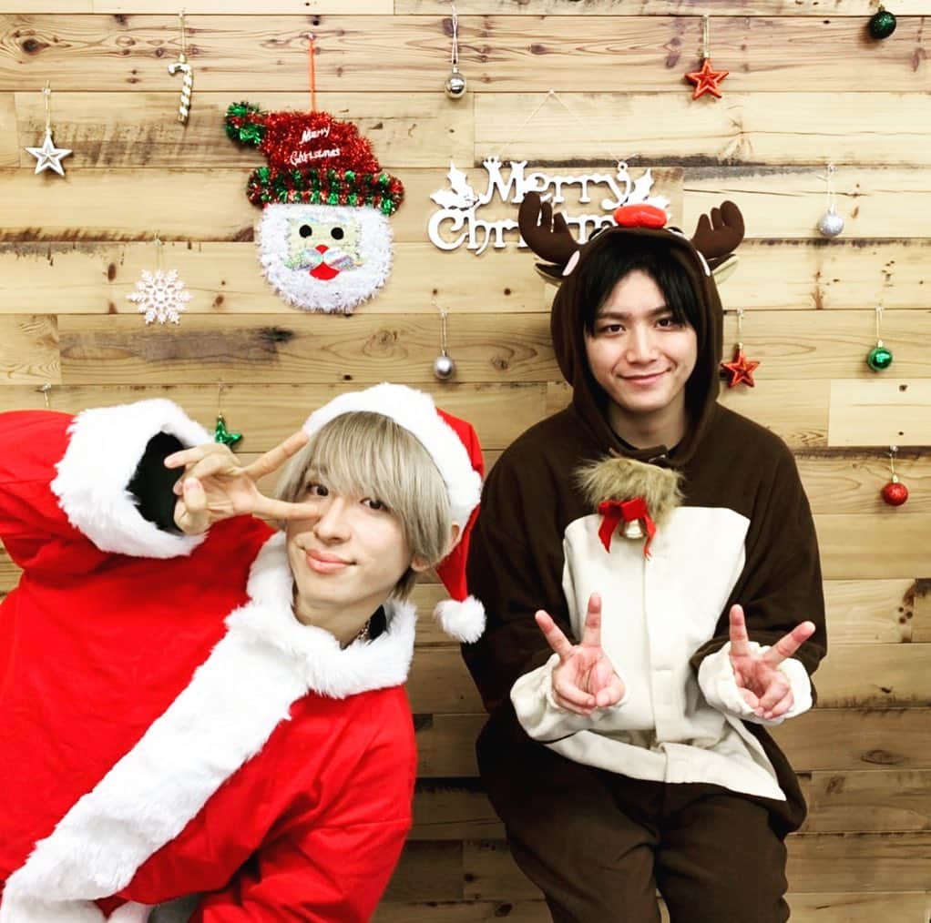 のインスタグラム：「・ Merry Christmas🎄🎅🏼  FANFiNYの皆様、素敵な一日を…🤍 ANFiNYサンタより💁🏼‍♂️💁🏽‍♂️  #ANFiNY」