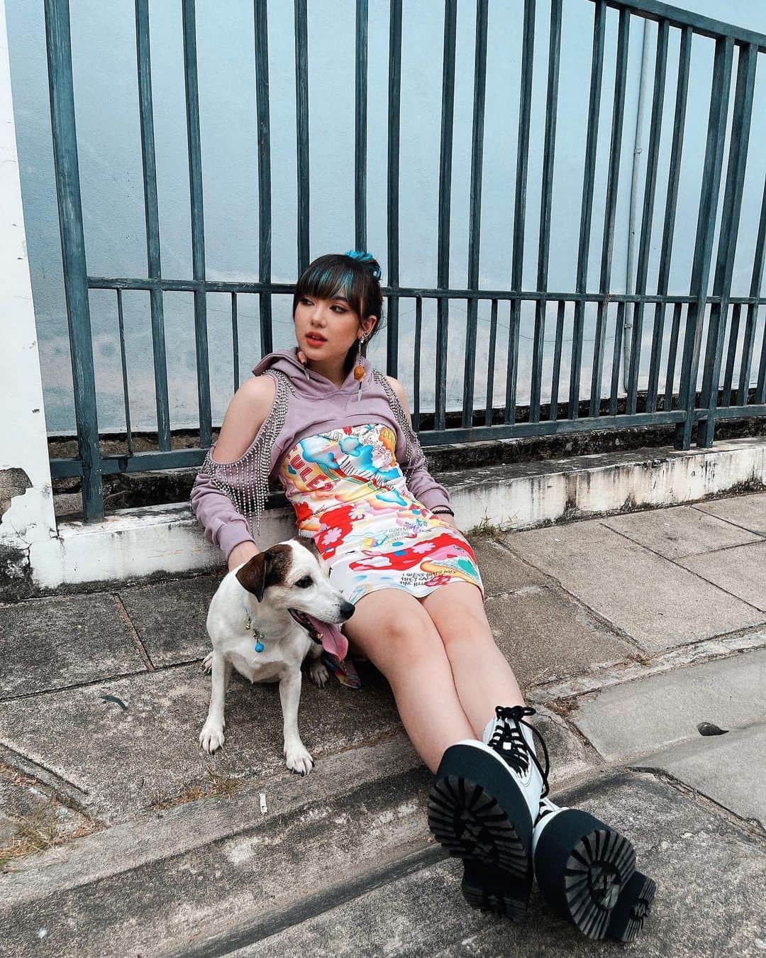 ヤンニーン・ワイゲルのインスタグラム：「พอตั้งกล้องมาปุ้ป นุ้งเมโลดี้เดินมาขอเข้าเฟรมด้วยจ้าาา ไม่ได้ชวนเลย5555555 Melody is so photogenic, once she sees the camera she’ll immediately walk into the picture😂🐶」