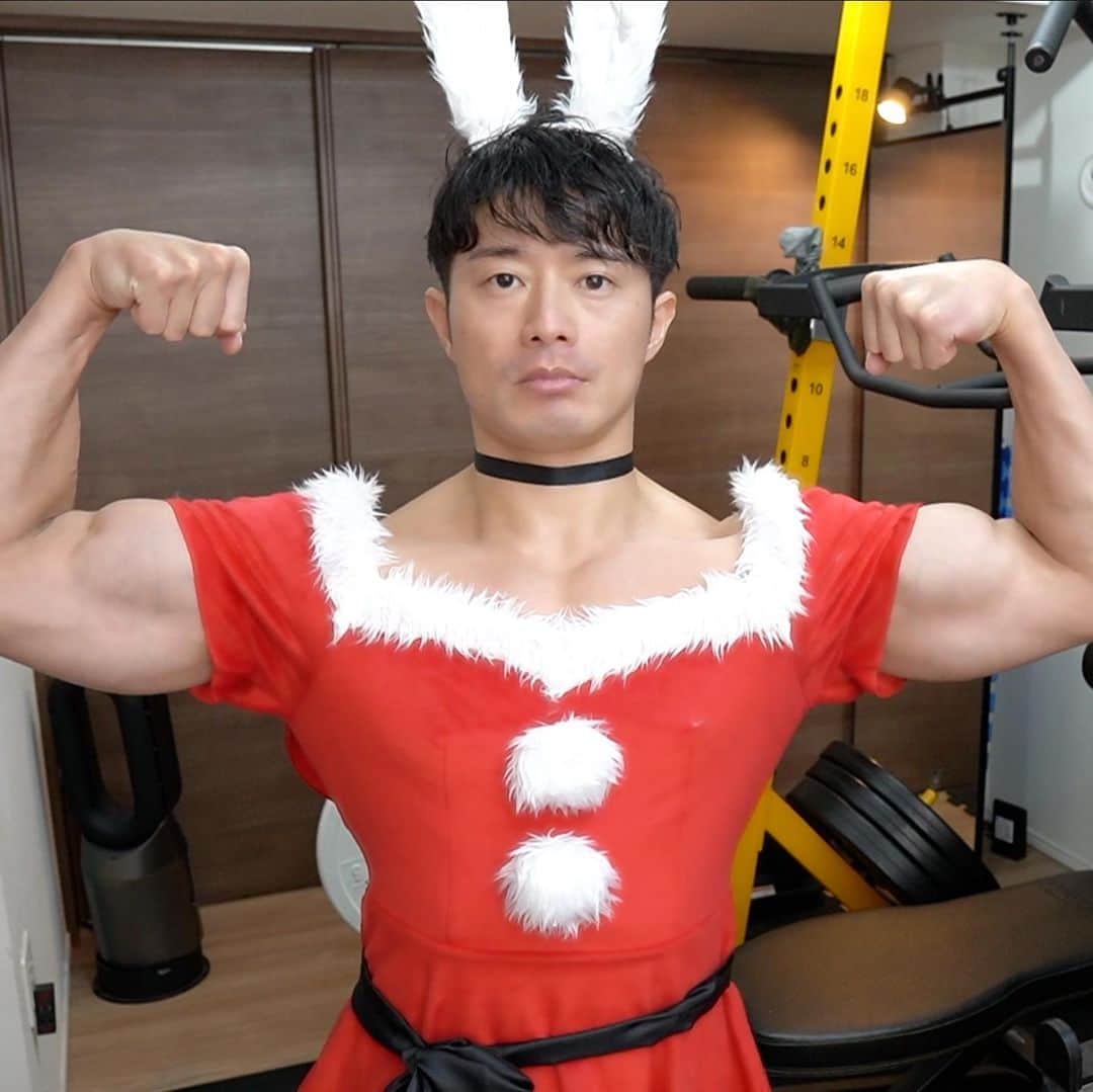コアラ小嵐のインスタグラム：「新しいトレーニングウェアで動画撮ったので見てください。  #トレーニングアパレル #クリスマス #サンタ #コスプレ #サンタコス」