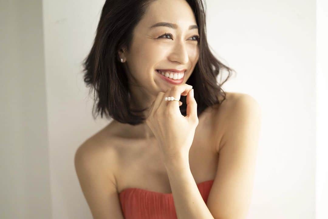熊澤枝里子のインスタグラム：「メリークリスマス🎄🎅 ・ ・ ・ 私は今日も明日も特別な事は何もないクリスマスです😌 今年はいつもに増してそんな方も多いのかな？  特別じゃなくても全然いいじゃない😌✨  友人、仕事先、家族、買い物先の定員さん、誰かの投稿、 一言の「メリークリスマス」の声がけだけでちょっと気持ちがホッコリしたり、ね。  そんな私は、最近ハマってる歴史を面白く紹介してくれるラジオでイエスキリストについてのトークを聞いてます。 「へぇー！」の連続！ このラジオめっちゃ面白い！」