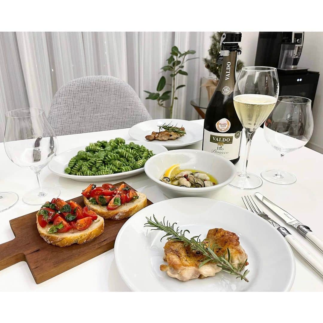 kumiのインスタグラム：「merry xmas eve🎄♡  クリスマスご飯のメニュー は…  ・ほうれん草クリームのフジッリ ・牡蠣のオイル煮 ・鶏肉の小悪魔風 ・トマトとバジルのブルスケッタ  全てイタリア薬膳のレシピから。 美味しくて体に優しいなんて最高だ〜！ ( レシピ本やお皿などは楽天roomに載せてます📖 )  そしてそわそわしてすぐに クリスマスプレゼントを渡してしまう人🙋🏻‍♂️🦦笑  皆さん素敵なクリスマスの夜をお過ごしください…♡♡  #merrychristmas  #xmasdinner #xmas2020」