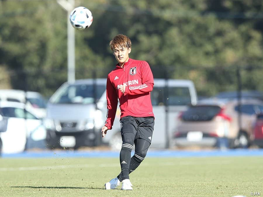 日本サッカー協会さんのインスタグラム写真 - (日本サッカー協会Instagram)「【2020.12.23 Training②📸】#U23日本代表 候補のトレーニングキャンプは23日(水)に活動2日目を迎え、前日に引き続き午前・午後の二部練習を行いました。  午後のビルドアップの練習時にも横内コーチの大きな声が響き渡っていました。「奪った瞬間、ボールをどこにつけるか」、「周りがいかに動いてパスコースを作ってあげるか」と選手たちに意識を植え付けつつ、「アイディア悪くないよー」「ブラボー！」と声をかけてテンポよく練習が進んでいきます。練習の前後には、横内コーチ、森保監督が選手個々とピッチ上で話し込むシーンがあちこちで見られました。  「この年代の序列が変わっている」と森保監督が口にしていたように、今回は初選出が9名で、久しぶりに参加している選手もいます。来年のオリンピック、その先のカタールワールドカップを見据え、森保監督は「SAMURAI BLUEの活動に参加したオリンピック世代7名が見せたピッチ内外での自己表現能力をベースに考えて、国内合宿でも選手を見たい」と活動の意図を話していました。  ✅活動の様子は#JFATV （YouTube）で公開中の#TeamCam で詳しくお届けしています。ぜひそちらもご覧ください。  #daihyo #JFA」12月24日 18時58分 - japanfootballassociation