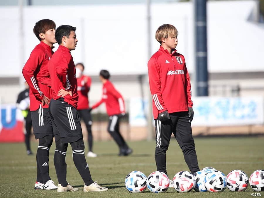 日本サッカー協会さんのインスタグラム写真 - (日本サッカー協会Instagram)「【2020.12.23 Training②📸】#U23日本代表 候補のトレーニングキャンプは23日(水)に活動2日目を迎え、前日に引き続き午前・午後の二部練習を行いました。  午後のビルドアップの練習時にも横内コーチの大きな声が響き渡っていました。「奪った瞬間、ボールをどこにつけるか」、「周りがいかに動いてパスコースを作ってあげるか」と選手たちに意識を植え付けつつ、「アイディア悪くないよー」「ブラボー！」と声をかけてテンポよく練習が進んでいきます。練習の前後には、横内コーチ、森保監督が選手個々とピッチ上で話し込むシーンがあちこちで見られました。  「この年代の序列が変わっている」と森保監督が口にしていたように、今回は初選出が9名で、久しぶりに参加している選手もいます。来年のオリンピック、その先のカタールワールドカップを見据え、森保監督は「SAMURAI BLUEの活動に参加したオリンピック世代7名が見せたピッチ内外での自己表現能力をベースに考えて、国内合宿でも選手を見たい」と活動の意図を話していました。  ✅活動の様子は#JFATV （YouTube）で公開中の#TeamCam で詳しくお届けしています。ぜひそちらもご覧ください。  #daihyo #JFA」12月24日 18時58分 - japanfootballassociation