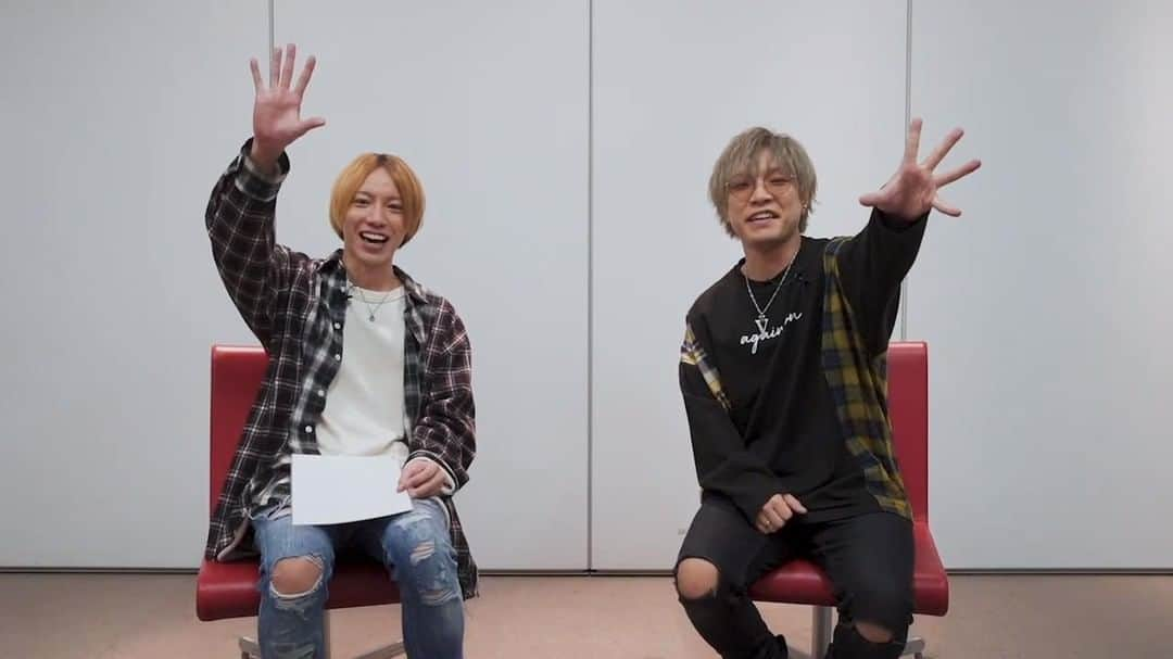 M-ON! MUSIC｜エムオンミュージックのインスタグラム：「﻿ ／﻿ #黒ひげ危機一発﻿ SHARE LOCK HOMES﻿ RYO × YUMA ver.﻿ ＼﻿ ﻿ TIGER × M-ON! MUSIC﻿ コラボレーション企画﻿ #潤す一曲一杯﻿ 動画インタビューの第2弾!!﻿ ﻿ シングル「パリ↓↑パニ」で﻿ メジャー進出を果たした﻿ SHARE LOCK HOMES が登場⸜( ' ᵕ ' )⸝﻿ ﻿ ﻿ 【公開スケジュール】﻿ 12/26（土）19:00﻿ Part.1﻿ RYO × YUMA﻿ ﻿ 12/27（日）19:00﻿ Part.2﻿ SHIRAHAN × KARASU﻿ ﻿ 12/28（月）19:00﻿ Part.3﻿ メンバー全員﻿ ﻿ https://www.m-on-music.jp/feature/uruosu_1kyoku1pai/﻿ ﻿ #RYO @slh_ryo0416﻿ #YUMA @slh_yuma﻿ #SHIRAHAN @slh_shirahan﻿ #KARASU @slh_karasu﻿ #SHARELOCKHOMES #SLH #パリパニ﻿ #エムオンミュージック @m_on_music﻿ #タイガーボトル #TIGERBOTTLE @tigerbottle_pr」