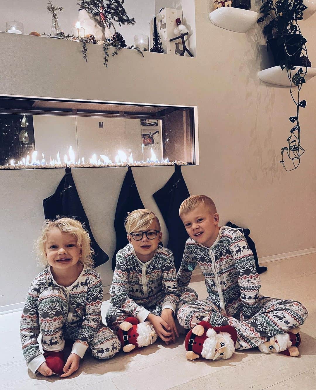 のインスタグラム：「En rolig julemorgen med mine fine ❤️ Ønsker dere alle en fin og minnerik jul -ta ekstra godt vare på hverandre i denne spesielle tiden 🥰 Jeg er ydmyk og takknemlig for alle dere som følger meg her inne og legger igjen spor på min feed, det betyr mye! Ikke minst til alle mine samarbeidspartnere -tusen takk for at dere har troen på meg ❤️ Føler meg heldig! God jul til famile og venner - vi er så glad for dere alle ❤️Stor klem fra The Lillerovdes 🌲✨」