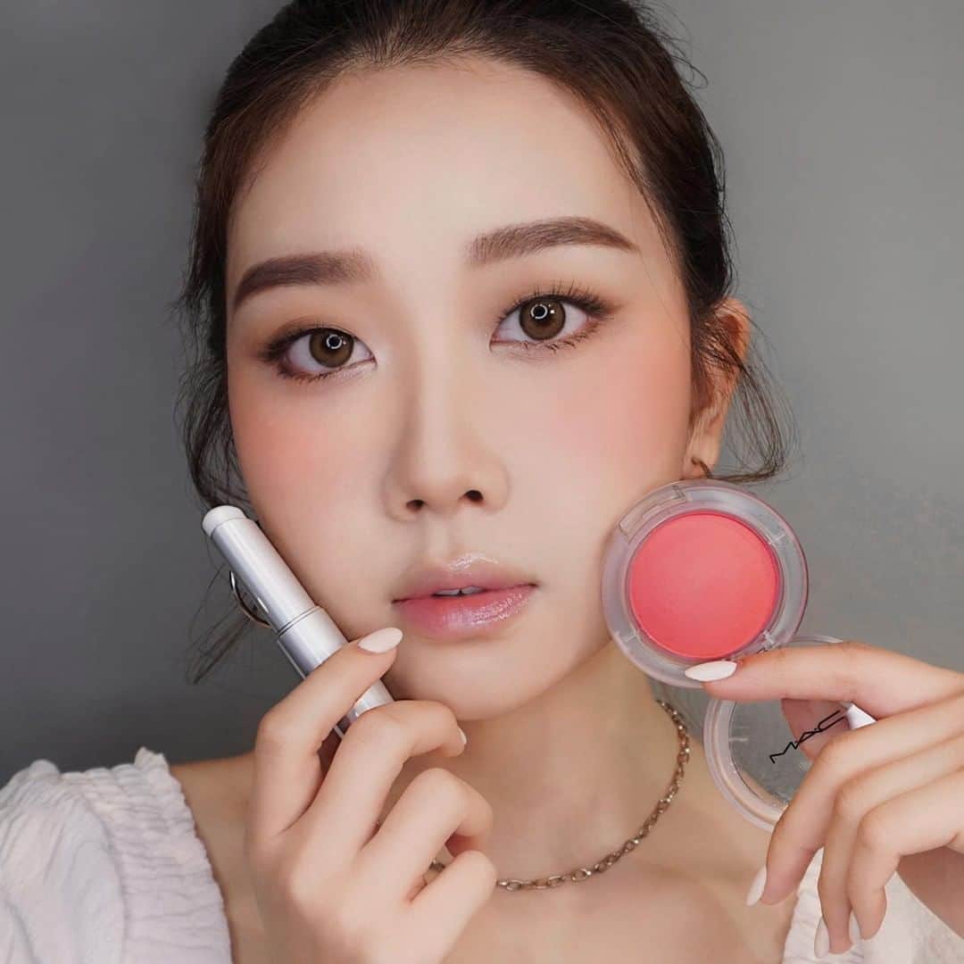 M·A·C Cosmetics Hong Kongさんのインスタグラム写真 - (M·A·C Cosmetics Hong KongInstagram)「原來透明潤唇膏都可以塑造如此軟萌妝感💞 𝗚𝗟𝗢𝗪 𝗣𝗟𝗔𝗬 草莓果凍組合，打造冬日戀愛感孖寶！ #果凍潤色護唇膏 450 Halo At Me 水晶透紅色✖️ #果凍胭脂 Heat Index 濃縮草莓，保持全日甜而不膩，擦出水潤版甜美氣質！ 馬上嚟M·A·C帶走呢對超人氣組合！  Product mentioned: Glow Play Lip Balm 果凍潤色護唇膏 in 450 #HaloAtMe - HK$190 Glow Play Blush 亮色輕潤感胭脂 in Cheeky Devil - HK$240 Regram from @mua_labqwy_hnpp   #果凍胭脂 #MACGLOWPLAY #透明果凍妝 #MACHongKong  Who says that colourless lip balm can't be part of a makeup look? Serve the soft sweet vibes with our 𝗚𝗟𝗢𝗪 𝗣𝗟𝗔𝗬 Duo in this Winter! Pair the translucent Glow Play Lip Balm in #HaloAtMe ✖️ light pink Glow Play Blush in #CheekyDevil for a soft creamy look with a healthy glow, while staying moisturised all day! Shop this perfect combo at M·A·C online or in-store!」12月24日 19時00分 - maccosmeticshk