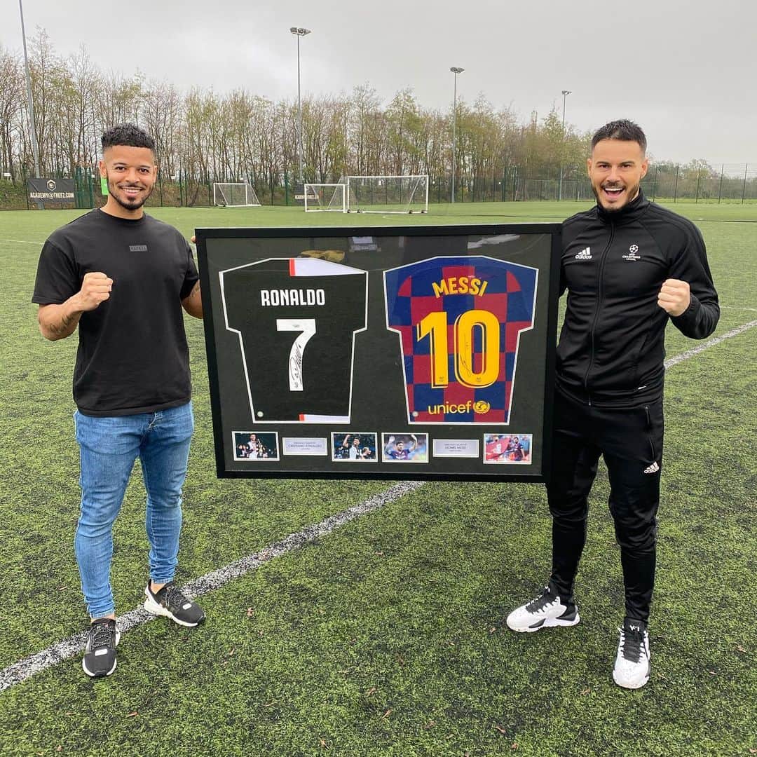 F2Freestylersのインスタグラム：「🚨THE GOAT GIVEAWAY 🐐🚨 SIGNED MESSI AND RONALDO SHIRT!!!! 👀🤩🖊👕  • LIKE THIS POST 👍🏻 • TAG 2 FRIENDS BELOW 👇 • FOLLOW @a1sportingmemorabilia   SIMPLE AS THAT!  We’ll announce the winner on Boxing Day! 🥊  🗣 GOOD LUCK!  #f2daysofchristmas」