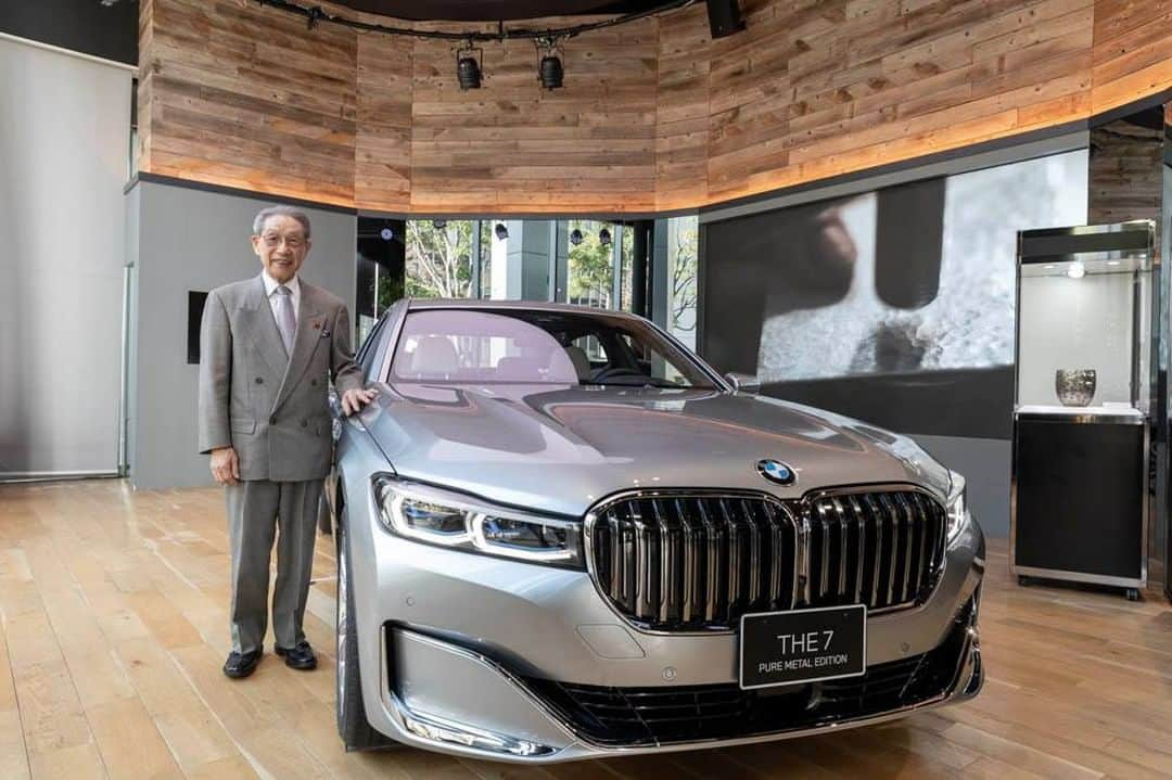 BMW Japanさんのインスタグラム写真 - (BMW JapanInstagram)「ドイツと日本、美と技の純粋な結晶。 THE 7 PURE METAL EDITION。  BMW Individualの最高級塗装であり、深い金属の質感を表現する「ピュア・メタル・シルバー」のボディ・カラーと、鍛金の人間国宝、奥山峰石氏による珠玉のインテリア装飾が描き出すラグジュアリネスの境地。  東京・八重洲のBMW GROUP TERRACEに展示中です。 展示初日には鍛金の人間国宝・奥山峰石氏にもお越し頂きました。  至高の輝きを宿した一台を、ぜひ間近でご堪能ください。展示は1月8日(金)まで。 ※1月1日(金・祝)・2日(土)・3日(日)は休業いたします。  BMW GROUP TERRACEの詳しい情報は「BGT八重洲」で検索してください。  BMWは、お客様、ならびに従業員の健康と安全を配慮し、新型コロナウイルスの感染拡大を防ぐための対策を講じ、皆様のお越しを心よりお待ちしております。  #BMWLuxury #THE7 #BMW #BMWJapan #駆けぬける歓び」12月24日 19時00分 - bmwjapan