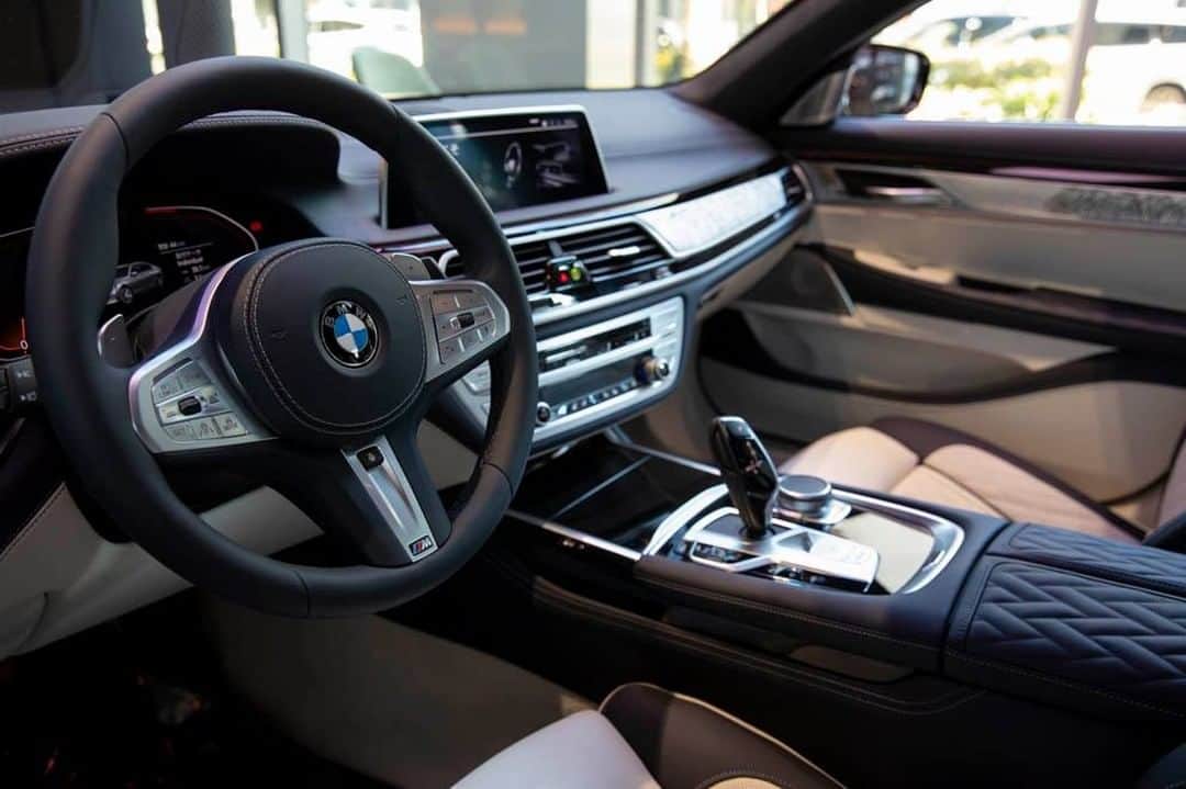 BMW Japanさんのインスタグラム写真 - (BMW JapanInstagram)「ドイツと日本、美と技の純粋な結晶。 THE 7 PURE METAL EDITION。  BMW Individualの最高級塗装であり、深い金属の質感を表現する「ピュア・メタル・シルバー」のボディ・カラーと、鍛金の人間国宝、奥山峰石氏による珠玉のインテリア装飾が描き出すラグジュアリネスの境地。  東京・八重洲のBMW GROUP TERRACEに展示中です。 展示初日には鍛金の人間国宝・奥山峰石氏にもお越し頂きました。  至高の輝きを宿した一台を、ぜひ間近でご堪能ください。展示は1月8日(金)まで。 ※1月1日(金・祝)・2日(土)・3日(日)は休業いたします。  BMW GROUP TERRACEの詳しい情報は「BGT八重洲」で検索してください。  BMWは、お客様、ならびに従業員の健康と安全を配慮し、新型コロナウイルスの感染拡大を防ぐための対策を講じ、皆様のお越しを心よりお待ちしております。  #BMWLuxury #THE7 #BMW #BMWJapan #駆けぬける歓び」12月24日 19時00分 - bmwjapan