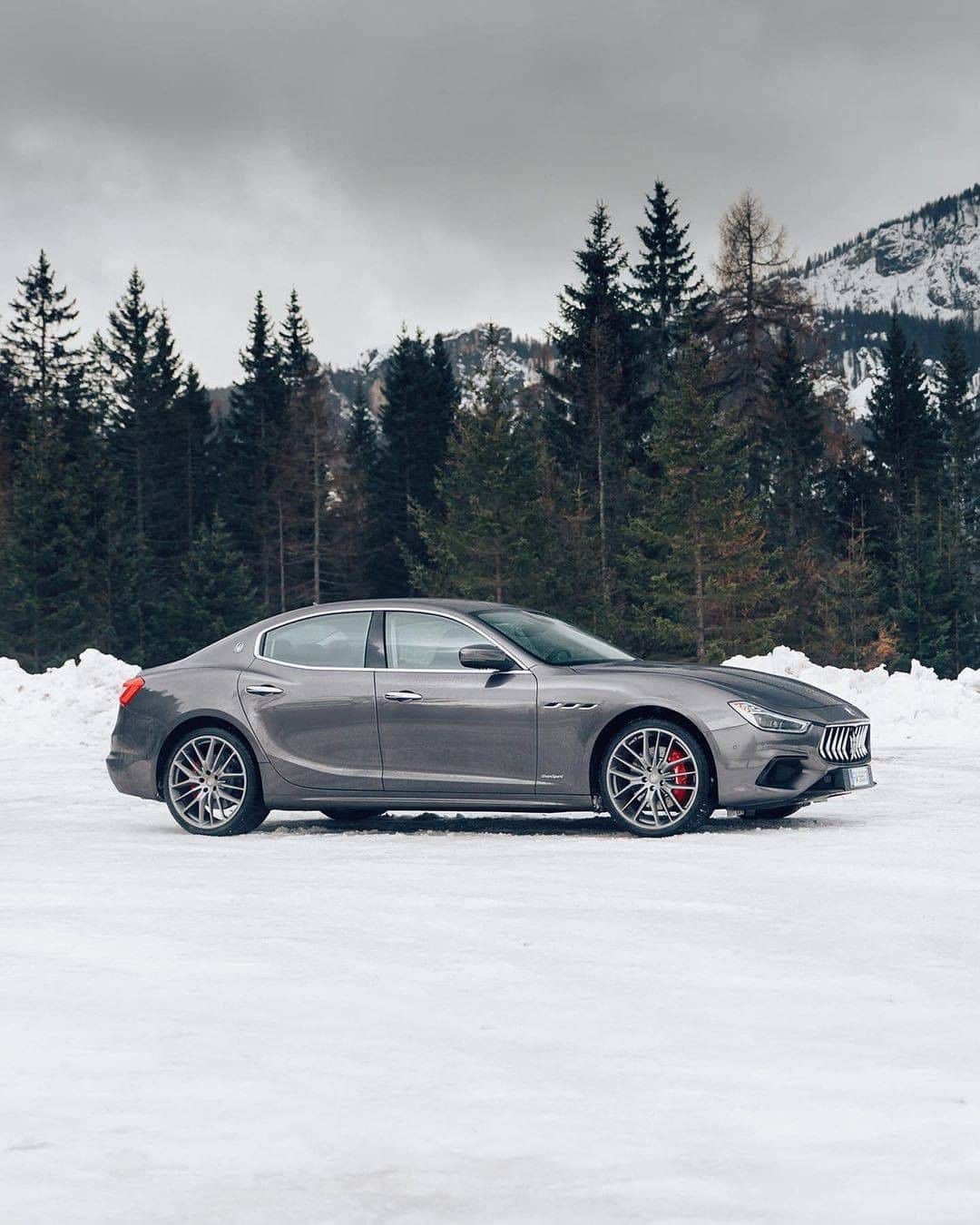 Maserati Japan | マセラティ ジャパンのインスタグラム：「あらゆる言葉を尽くしても語りきれない、ドライバーの心を揺さぶるギブリのドライビングフィール。日常をドラマチックに変える、情熱のレースが始まります。  ギブリの詳細はこちら https://www.maserati.com/jp/ja/models/ghibli  #Maserati #マセラティ  #MaseratiJapan #マセラティジャパン #Ghibli #ギブリ」