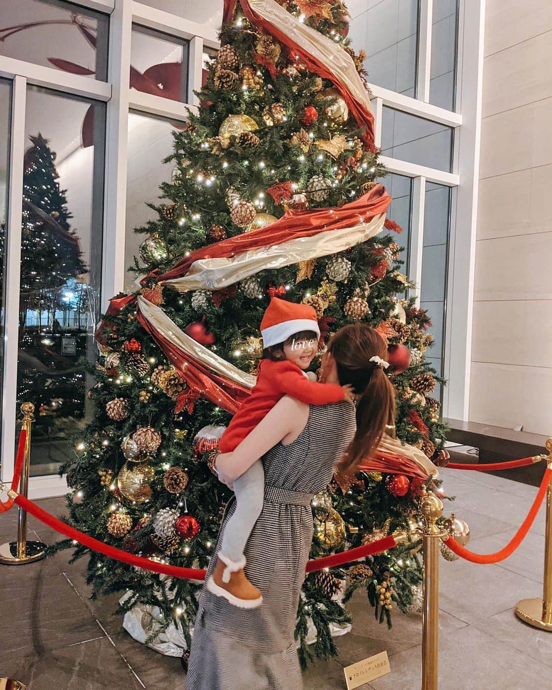 のインスタグラム：「. . Merry Christmas Eve🎅🏼🎄❤️ #Christmaseve #christmastree #ベビーサンタ #サンタ #クリスマスイブ #クリスマスツリー #姉妹ママ」