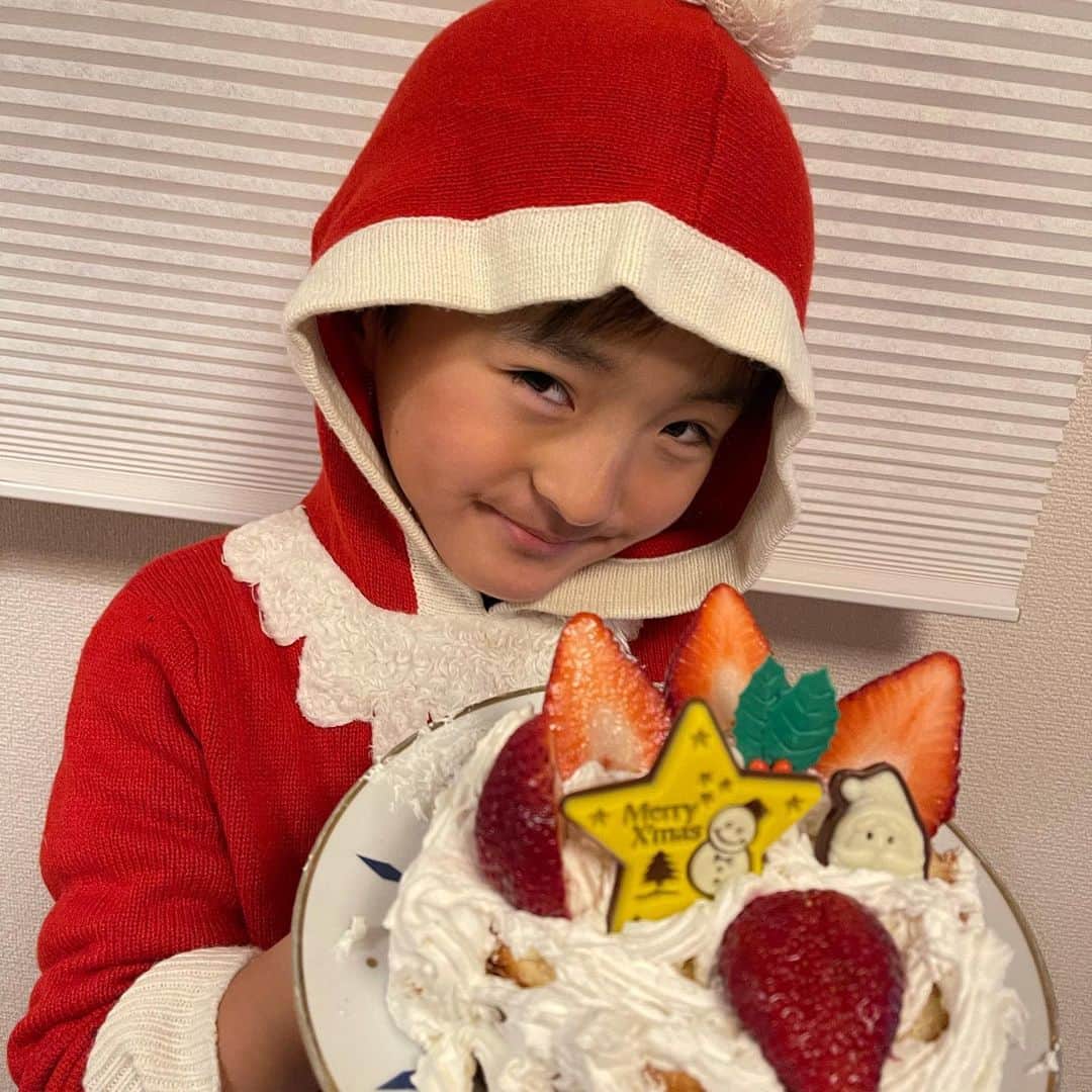 細田阿也さんのインスタグラム写真 - (細田阿也Instagram)「@aeon_japan  #イオン　 #サックサクのチキン で #クリスマス  次男が初めて作った🎂は、、、😂  #パティシエ　さん尊敬だそうな🤣  素敵な　#クリスマス　を お過ごし下さいませませ🎄  #christmas #xmas  #marrychristmas  #christmaseve  #🎅　#🎅🏻 #🎅🎄🎁」12月24日 19時01分 - hosodaaya