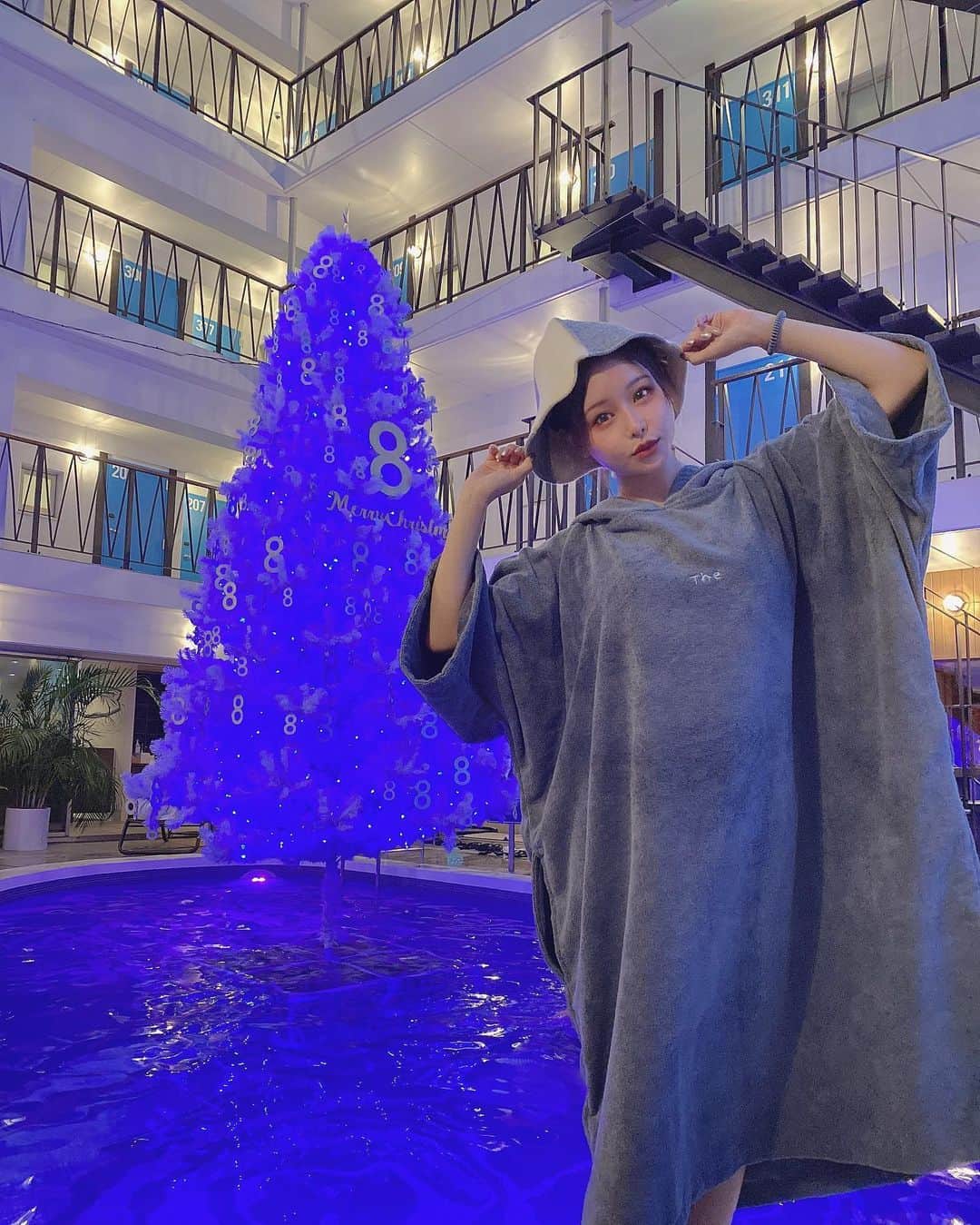 利咲さんのインスタグラム写真 - (利咲Instagram)「メリークリスマスイブ🤶💝  私が2020年始めたものの一つ！ サウナ活動🧖‍♀️つまり #サ活 周りの友達もサウナーにしていってます🌟  水着で入れるサウナがある去年オープンしたばかりの茅ヶ崎の #8ホテル プールの真ん中のクリスマスツリーが映え映えで素敵🎄 水風呂の代わりにここのプールに飛び込みます🏊‍♀️ キンキンに冷えてて良い感じにととのいました〜♨️ ポンチョとハットこれからの季節に良いですね👍  水着でツリーの前の写真を投稿すると 8名に無料宿泊、80名に50％OFFプレゼントキャンペーン中💝  みなさま良きクリスマスをお過ごし下さいね💒 忙しくても何も無くてもこの季節の雰囲気が大好き😘  #8クリスマスツリー  #8hotel #8ホテル茅ヶ崎 #8hotelchigasaki #茅ヶ崎 #サウナー #saunner #サウナシュラン #saunachelin #サウナイキタイ #サウナ女子 #サウナ女子会 #サ道 #ロウリュ #アウフグース #熱波師 #水着でサウナ #水風呂 #ととのう #ととのった #キンキンに冷えてやがる #キンキンに冷えたプール #クリスマスツリー #merryChristmas #クリスマス #Christmas #happyChristmas #ChristmasEve」12月24日 19時02分 - himeringo908