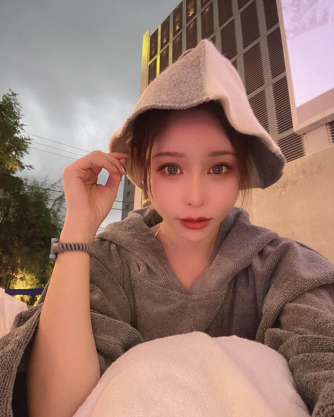 利咲さんのインスタグラム写真 - (利咲Instagram)「メリークリスマスイブ🤶💝  私が2020年始めたものの一つ！ サウナ活動🧖‍♀️つまり #サ活 周りの友達もサウナーにしていってます🌟  水着で入れるサウナがある去年オープンしたばかりの茅ヶ崎の #8ホテル プールの真ん中のクリスマスツリーが映え映えで素敵🎄 水風呂の代わりにここのプールに飛び込みます🏊‍♀️ キンキンに冷えてて良い感じにととのいました〜♨️ ポンチョとハットこれからの季節に良いですね👍  水着でツリーの前の写真を投稿すると 8名に無料宿泊、80名に50％OFFプレゼントキャンペーン中💝  みなさま良きクリスマスをお過ごし下さいね💒 忙しくても何も無くてもこの季節の雰囲気が大好き😘  #8クリスマスツリー  #8hotel #8ホテル茅ヶ崎 #8hotelchigasaki #茅ヶ崎 #サウナー #saunner #サウナシュラン #saunachelin #サウナイキタイ #サウナ女子 #サウナ女子会 #サ道 #ロウリュ #アウフグース #熱波師 #水着でサウナ #水風呂 #ととのう #ととのった #キンキンに冷えてやがる #キンキンに冷えたプール #クリスマスツリー #merryChristmas #クリスマス #Christmas #happyChristmas #ChristmasEve」12月24日 19時02分 - himeringo908