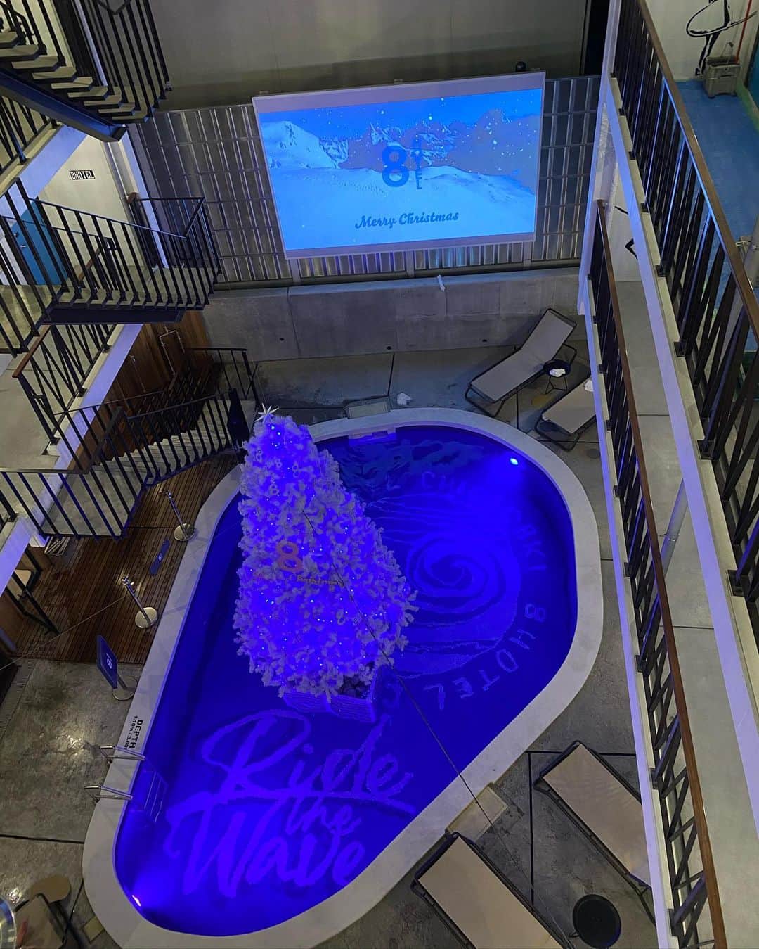 利咲さんのインスタグラム写真 - (利咲Instagram)「メリークリスマスイブ🤶💝  私が2020年始めたものの一つ！ サウナ活動🧖‍♀️つまり #サ活 周りの友達もサウナーにしていってます🌟  水着で入れるサウナがある去年オープンしたばかりの茅ヶ崎の #8ホテル プールの真ん中のクリスマスツリーが映え映えで素敵🎄 水風呂の代わりにここのプールに飛び込みます🏊‍♀️ キンキンに冷えてて良い感じにととのいました〜♨️ ポンチョとハットこれからの季節に良いですね👍  水着でツリーの前の写真を投稿すると 8名に無料宿泊、80名に50％OFFプレゼントキャンペーン中💝  みなさま良きクリスマスをお過ごし下さいね💒 忙しくても何も無くてもこの季節の雰囲気が大好き😘  #8クリスマスツリー  #8hotel #8ホテル茅ヶ崎 #8hotelchigasaki #茅ヶ崎 #サウナー #saunner #サウナシュラン #saunachelin #サウナイキタイ #サウナ女子 #サウナ女子会 #サ道 #ロウリュ #アウフグース #熱波師 #水着でサウナ #水風呂 #ととのう #ととのった #キンキンに冷えてやがる #キンキンに冷えたプール #クリスマスツリー #merryChristmas #クリスマス #Christmas #happyChristmas #ChristmasEve」12月24日 19時02分 - himeringo908