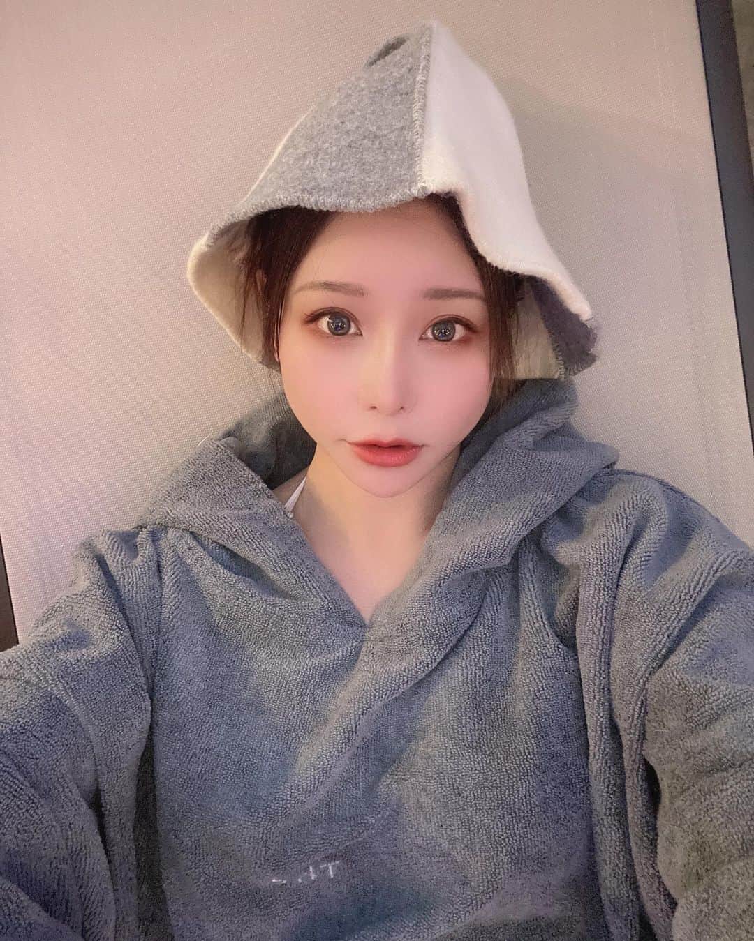 利咲さんのインスタグラム写真 - (利咲Instagram)「メリークリスマスイブ🤶💝  私が2020年始めたものの一つ！ サウナ活動🧖‍♀️つまり #サ活 周りの友達もサウナーにしていってます🌟  水着で入れるサウナがある去年オープンしたばかりの茅ヶ崎の #8ホテル プールの真ん中のクリスマスツリーが映え映えで素敵🎄 水風呂の代わりにここのプールに飛び込みます🏊‍♀️ キンキンに冷えてて良い感じにととのいました〜♨️ ポンチョとハットこれからの季節に良いですね👍  水着でツリーの前の写真を投稿すると 8名に無料宿泊、80名に50％OFFプレゼントキャンペーン中💝  みなさま良きクリスマスをお過ごし下さいね💒 忙しくても何も無くてもこの季節の雰囲気が大好き😘  #8クリスマスツリー  #8hotel #8ホテル茅ヶ崎 #8hotelchigasaki #茅ヶ崎 #サウナー #saunner #サウナシュラン #saunachelin #サウナイキタイ #サウナ女子 #サウナ女子会 #サ道 #ロウリュ #アウフグース #熱波師 #水着でサウナ #水風呂 #ととのう #ととのった #キンキンに冷えてやがる #キンキンに冷えたプール #クリスマスツリー #merryChristmas #クリスマス #Christmas #happyChristmas #ChristmasEve」12月24日 19時02分 - himeringo908