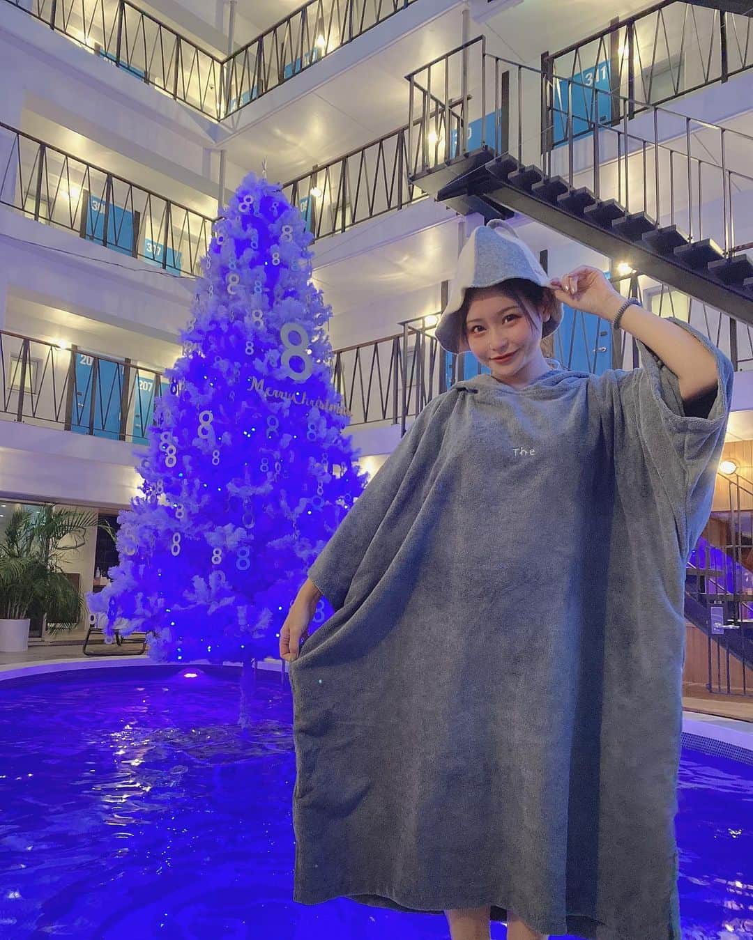 利咲さんのインスタグラム写真 - (利咲Instagram)「メリークリスマスイブ🤶💝  私が2020年始めたものの一つ！ サウナ活動🧖‍♀️つまり #サ活 周りの友達もサウナーにしていってます🌟  水着で入れるサウナがある去年オープンしたばかりの茅ヶ崎の #8ホテル プールの真ん中のクリスマスツリーが映え映えで素敵🎄 水風呂の代わりにここのプールに飛び込みます🏊‍♀️ キンキンに冷えてて良い感じにととのいました〜♨️ ポンチョとハットこれからの季節に良いですね👍  水着でツリーの前の写真を投稿すると 8名に無料宿泊、80名に50％OFFプレゼントキャンペーン中💝  みなさま良きクリスマスをお過ごし下さいね💒 忙しくても何も無くてもこの季節の雰囲気が大好き😘  #8クリスマスツリー  #8hotel #8ホテル茅ヶ崎 #8hotelchigasaki #茅ヶ崎 #サウナー #saunner #サウナシュラン #saunachelin #サウナイキタイ #サウナ女子 #サウナ女子会 #サ道 #ロウリュ #アウフグース #熱波師 #水着でサウナ #水風呂 #ととのう #ととのった #キンキンに冷えてやがる #キンキンに冷えたプール #クリスマスツリー #merryChristmas #クリスマス #Christmas #happyChristmas #ChristmasEve」12月24日 19時02分 - himeringo908