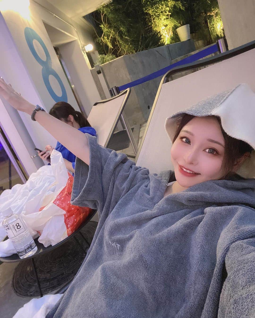 利咲さんのインスタグラム写真 - (利咲Instagram)「メリークリスマスイブ🤶💝  私が2020年始めたものの一つ！ サウナ活動🧖‍♀️つまり #サ活 周りの友達もサウナーにしていってます🌟  水着で入れるサウナがある去年オープンしたばかりの茅ヶ崎の #8ホテル プールの真ん中のクリスマスツリーが映え映えで素敵🎄 水風呂の代わりにここのプールに飛び込みます🏊‍♀️ キンキンに冷えてて良い感じにととのいました〜♨️ ポンチョとハットこれからの季節に良いですね👍  水着でツリーの前の写真を投稿すると 8名に無料宿泊、80名に50％OFFプレゼントキャンペーン中💝  みなさま良きクリスマスをお過ごし下さいね💒 忙しくても何も無くてもこの季節の雰囲気が大好き😘  #8クリスマスツリー  #8hotel #8ホテル茅ヶ崎 #8hotelchigasaki #茅ヶ崎 #サウナー #saunner #サウナシュラン #saunachelin #サウナイキタイ #サウナ女子 #サウナ女子会 #サ道 #ロウリュ #アウフグース #熱波師 #水着でサウナ #水風呂 #ととのう #ととのった #キンキンに冷えてやがる #キンキンに冷えたプール #クリスマスツリー #merryChristmas #クリスマス #Christmas #happyChristmas #ChristmasEve」12月24日 19時02分 - himeringo908