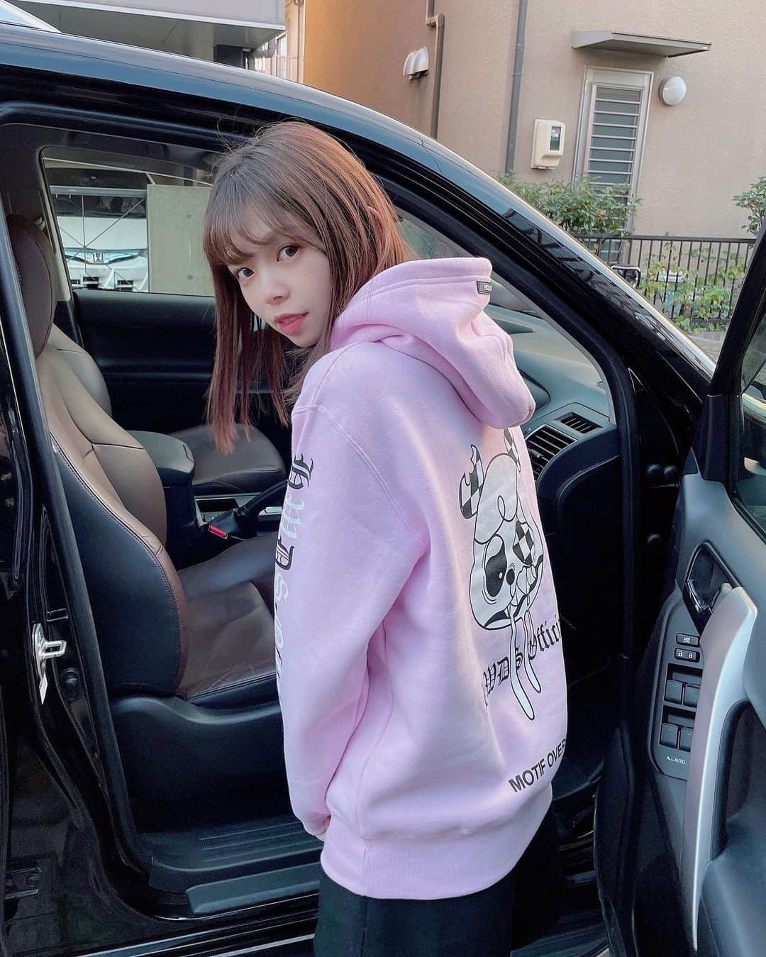 のインスタグラム：「お勧めの車とパーカーとフレグランス🌸 : : #christmaseve  #landcruiserprado  #prado #mycar  #myfavorite  #fashion  #fragrance  #osmanthus  #photoshoot」
