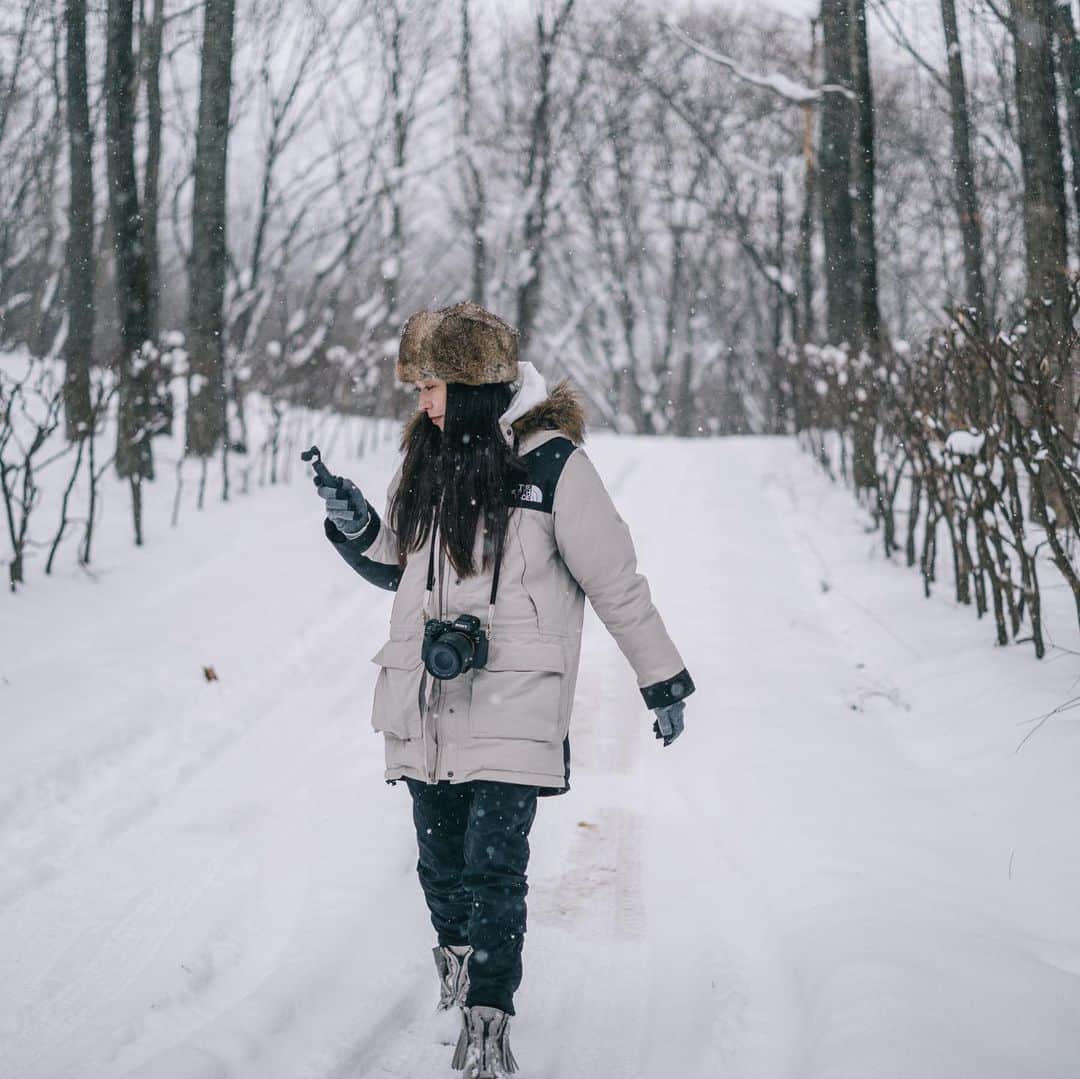 市川渚さんのインスタグラム写真 - (市川渚Instagram)「先週末は雪の那須塩原に行ってきたのでした。親が山奥に別荘を購入してから、ここ6,7年くらい通っているのだけれど、12月にこんなに雪が積もっているのは久しぶりで、ひたすら雪の中を散歩するなどしました❄️﻿ ﻿ 去年の冬に買ったNorthfaceのマウンテンダウンコート（ゴアテックスなので雪が降ってても怖いモノなし◎）、そしてWhite MountaineeringとDannerのコラボブーツ（滑らないし、しみてこない！）が大活躍でした。またすぐに行きたいなあ☃️本当はネット回線をひいて、長期滞在したいのだけれども。﻿ ﻿ Vlogもあるので是非みてみてくださいまし。﻿ https://youtu.be/mu4ZS3R-svA﻿  ﻿ Last weekend, I went to snowy Nasu-Shiobara. I've been going there for about 6 or 7 years since my parents bought a villa deep in the mountains, but it's been a long time since I've seen so much snow in December. I just went for a walk in the snow ❄️.﻿ ﻿ I want to go back again soon! though I really want to get an internet connection and stay longer.﻿ ﻿ I've made a vlog of it, so please check it out.﻿ https://youtu.be/mu4ZS3R-svA  ﻿ 📸 Photo by @chiharu.kodama」12月24日 19時03分 - nagiko