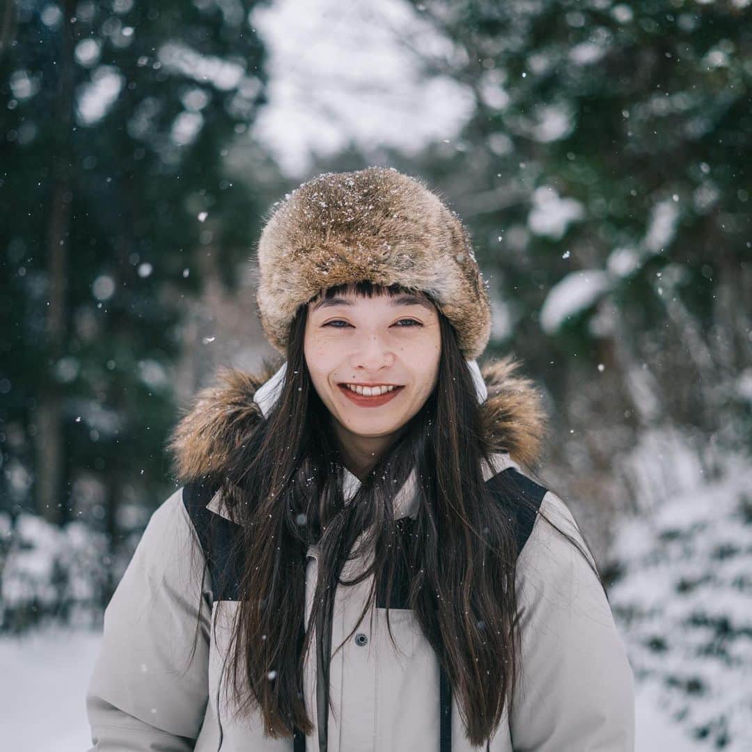 市川渚のインスタグラム：「先週末は雪の那須塩原に行ってきたのでした。親が山奥に別荘を購入してから、ここ6,7年くらい通っているのだけれど、12月にこんなに雪が積もっているのは久しぶりで、ひたすら雪の中を散歩するなどしました❄️﻿ ﻿ 去年の冬に買ったNorthfaceのマウンテンダウンコート（ゴアテックスなので雪が降ってても怖いモノなし◎）、そしてWhite MountaineeringとDannerのコラボブーツ（滑らないし、しみてこない！）が大活躍でした。またすぐに行きたいなあ☃️本当はネット回線をひいて、長期滞在したいのだけれども。﻿ ﻿ Vlogもあるので是非みてみてくださいまし。﻿ https://youtu.be/mu4ZS3R-svA﻿  ﻿ Last weekend, I went to snowy Nasu-Shiobara. I've been going there for about 6 or 7 years since my parents bought a villa deep in the mountains, but it's been a long time since I've seen so much snow in December. I just went for a walk in the snow ❄️.﻿ ﻿ I want to go back again soon! though I really want to get an internet connection and stay longer.﻿ ﻿ I've made a vlog of it, so please check it out.﻿ https://youtu.be/mu4ZS3R-svA  ﻿ 📸 Photo by @chiharu.kodama」