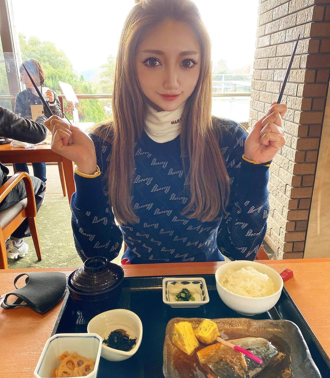 みほぽんさんのインスタグラム写真 - (みほぽんInstagram)「ゴルフ行くとご飯が楽しみなのよ🥺❤️ポーズお行儀悪くてごめんなさい🤭笑 この時は104だたよ🤟時差更新すごい。 . . . . #selfie #golf #lunch #golfgirl #golflife #resurrection #markandlona #ゴルフ #ゴルフウェア #ゴルフ女子 #ゴルフ男子 #ゴルフ好きな人と繋がりたい #ゴルフコーデ #レザレクション #マークアンドロナ #お昼休憩」12月24日 19時08分 - mhpn_i.insta