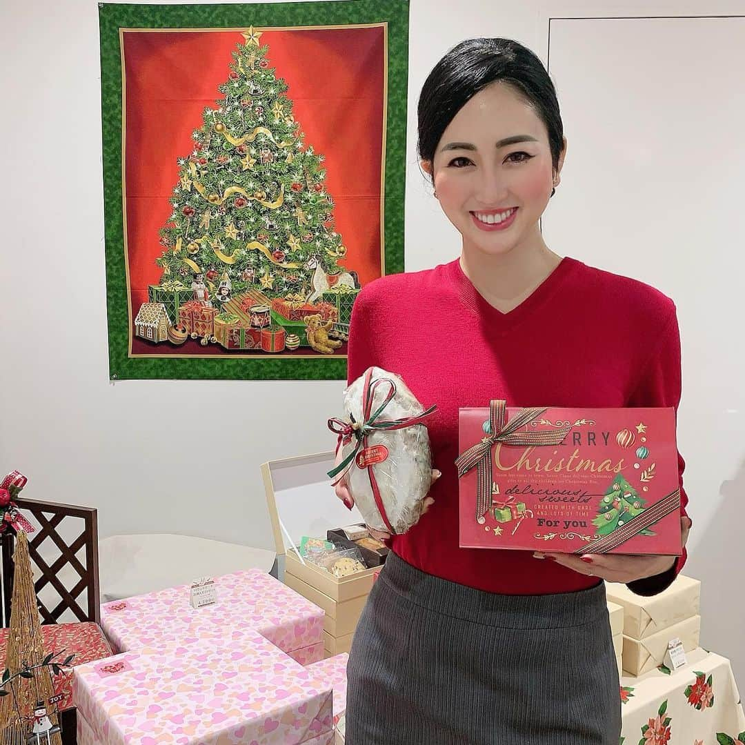 筒井菜月のインスタグラム：「【愛を込めて❤️ハッピークリスマス🎅💐🤶】 ・ 私が大切な方へのプレゼントにおすすめしたいものはパソナハートフルのクリスマスギフトです✨🎁✨ ・ パソナグループの障がいをお持ちの社員の方々が心を込めて作られたお菓子やアイテムの数々は、手に取るだけで優しさが伝わって来るので、是非皆様にも味わって頂きたいです💗 ・ 手作りのお菓子は全て無添加で、身体に優しい材料なので年配の方からお子様まで美味しく頂けますよ🥰 ・ まるで宝箱の様な美しいラッピングの画も社員の方の手書きの原画を元に作られていて、ひとつひとつが丁寧で愛に満ち溢れています❣️ ・ 実店舗とオンラインショップの両方でご購入頂けますので、大切なあの人へのギフトに✨ぜひ覗いてみてくださいね❤️ ・ 実店舗（東京駅） https://www.tripadvisor.jp/Attraction_Review-g14129477-d15125544-Reviews-Art_Mura_Kobo_Otemachi-Otemachi_Chiyoda_Tokyo_Tokyo_Prefecture_Kanto.html ・ オンラインショップ https://art-mura-onlineshop.com/ ・ #パソナハートフル　#パソナグループ　#才能に障害は無い　#手作り　#ハンドメイド　#ギフト　#プレゼント　#クリスマスギフト　#Xmas #Xmasgift  #present #Love #family #家族　#愛　#パソナグループPRアンバサダー　#筒井菜月」