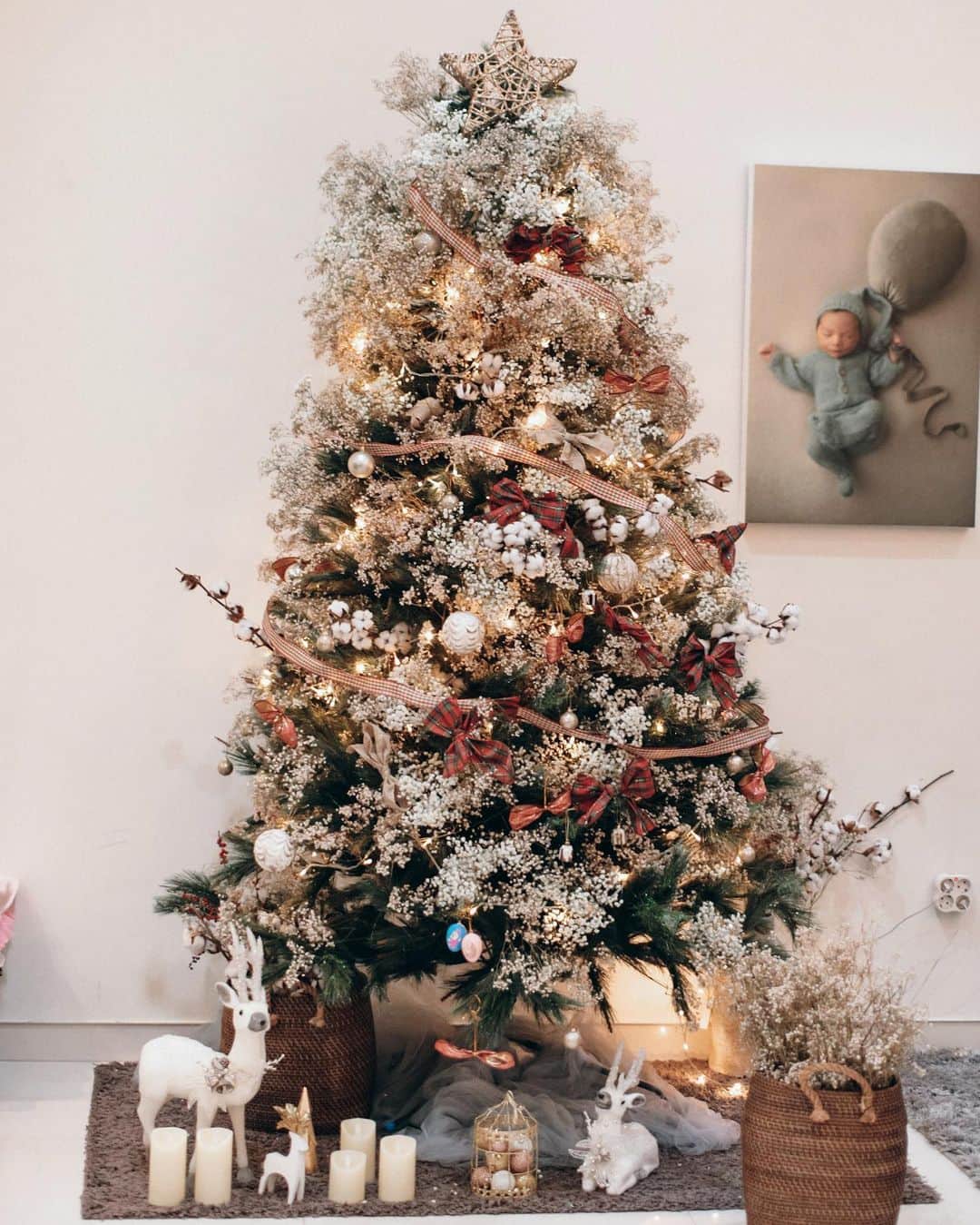 チェルシー・オリビアのインスタグラム：「It’s Christmas tomorrow , but there will be no snow.. and this is our Christmas tree! We will gather here, all us three.. wait.. there’s four now.  Christmas Tree decor by @rosyposy.florist」