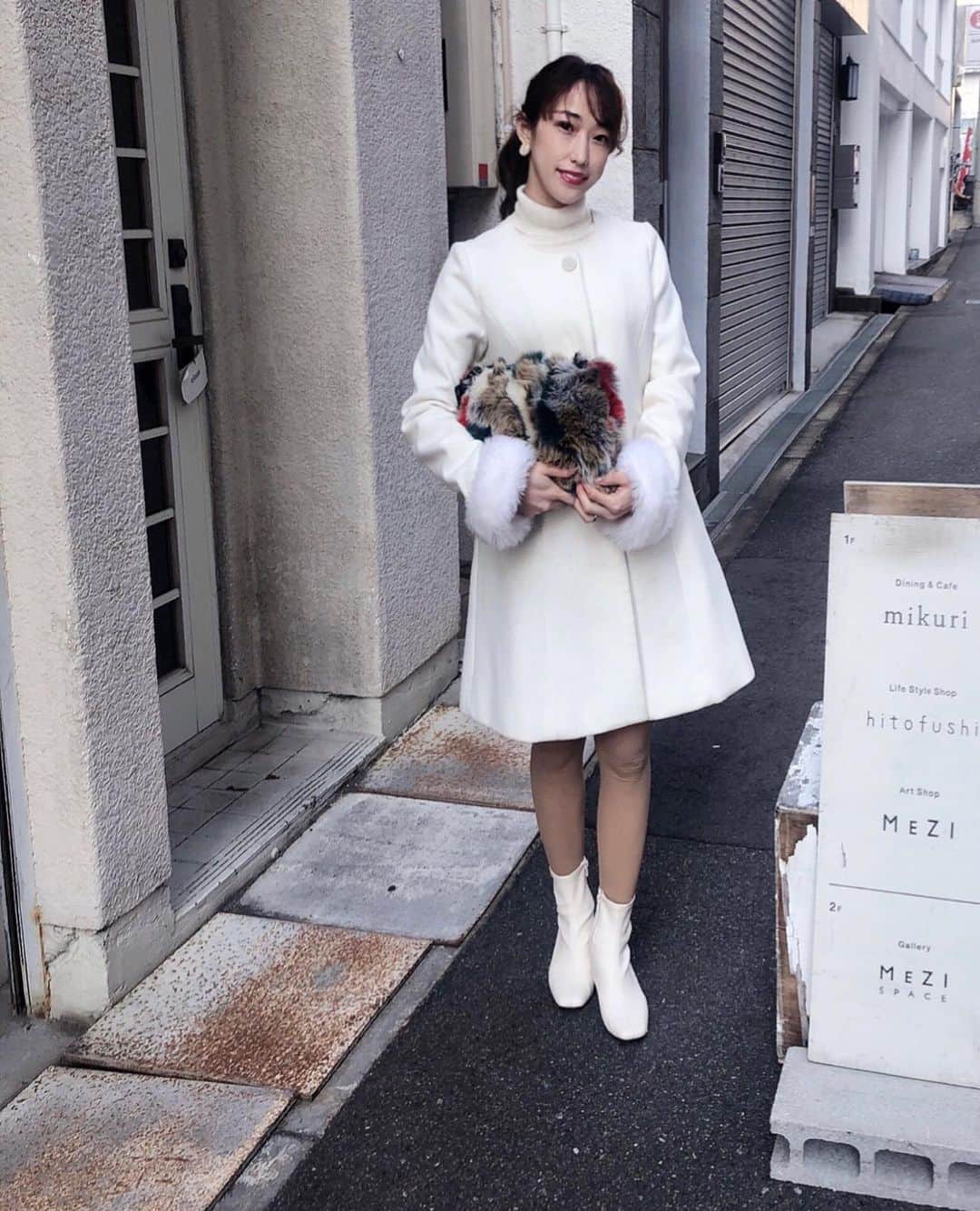 近藤夏奈のインスタグラム：「X'mas Eve🎄﻿ 皆さんいかがお過ごしですか？❤️🤍﻿ ﻿ ﻿ クリスマス当日の明日も﻿ #ウメダfmbehappy789﻿ 『Be sports friday』🧘‍♀️﻿ 午後5時から7時🕔2時間生放送です🗣﻿ ﻿ ﻿ 明日のメッセージテーマは﻿ 『クリスマス🎄』です📩﻿ 今年のクリスマスの過ごし方や﻿ クリスマスの思い出など何でも大歓迎💗﻿ ﻿ ﻿ 年内最後の放送、今、あなたが聴きたい曲と共に﻿ メッセージおまちしてます🙋‍♀️🌈﻿ ＊番組名『Be sports friday』を選択してね🏃‍♀️﻿ .﻿ .﻿ ﻿  #ウメダFM#エフエムキタ#ラジオ#生放送#梅田  #ラジオパーソナリティー#フリーアナウンサー」