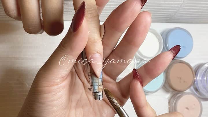 山名未紗のインスタグラム：「Merry  Xmas🎄 この季節にぴったりな バーチャルVラインのデザスカ✨  ＤＭＭオンラインサロンで 配信中の技術動画を 皆様にも少しシェア💓  【使用商材】 LBホワイトブラシ LBブルーブラシ LBフォーム  LB13.14.15.16.19 新色G-6 プリズムシャイン  @fantasynailsjapan  アディクションリキッド スピードパウダー  @nailpartner  @naillabojp_harajuku  で購入できます😌  お試しください💕」
