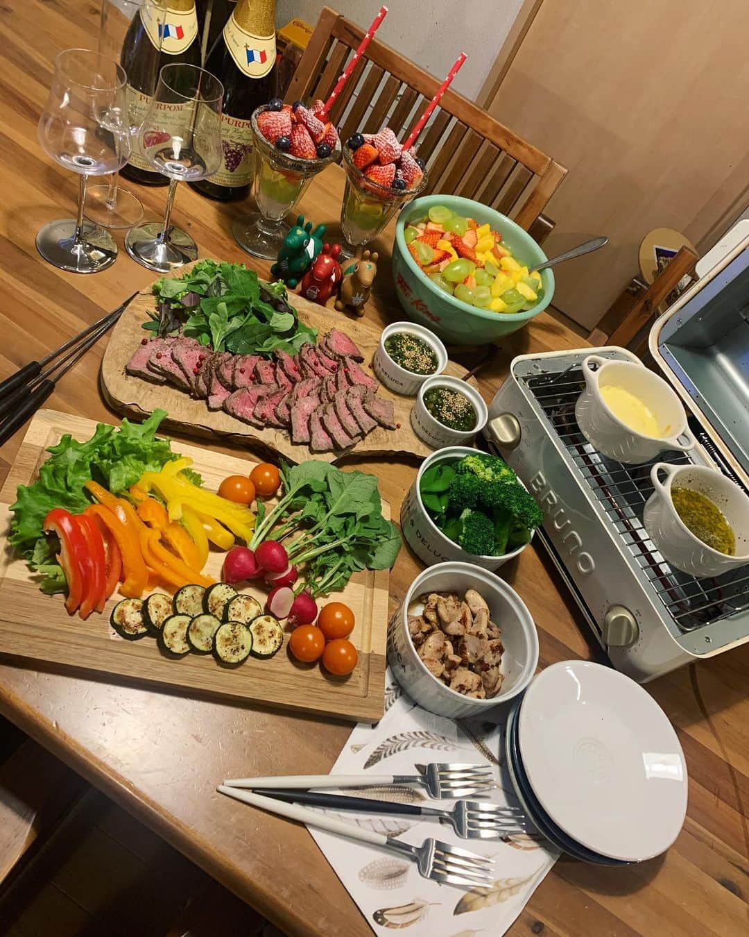 のインスタグラム：「🎅🎁🎄✨ ☆ 仕事から帰って来てバタバタ準備🤩ローストビーフは本当は作って1日寝かした方が美味しんだけど昨日バタバタしててローストビーフのお肉も売ってなくて今日になってしまった😣 ☆ ま、お肉あっただけよかった♥今年はローストビーフにチーズフォンデュ、バーニャカウダ、フルーツポンチ、フルーツパフェ🍓🍇🥝🍍🍑🫐 ☆ 我が家ひなせしかケーキ食べたがらないからフルーツメインにしました☺️ ☆ とにかく家で3人でこうやってクリスマスだね〜って言いながら普通にご飯食べれるのが本当に幸せ🥰 ☆ 毎日暗いニュースばっかりだけどちゃんと自分の楽しみや幸せを見つけてどんな状況でも頑張っていかないとだね♡年末色々いっぱいいっぱい😣 ☆ 心身共に健康に🤓みんなもね〜♥♡ ☆ 🎅MERRY CHRISTMAS🌲☆ ☆ #クリスマスディナー#xmas#xmasparty#メリークリスマス #christmas#christmasdinner#ローストビーフ#バーニャカウダ#チーズフォンデュ#フルーツポンチ#暮らし#lifestyle」
