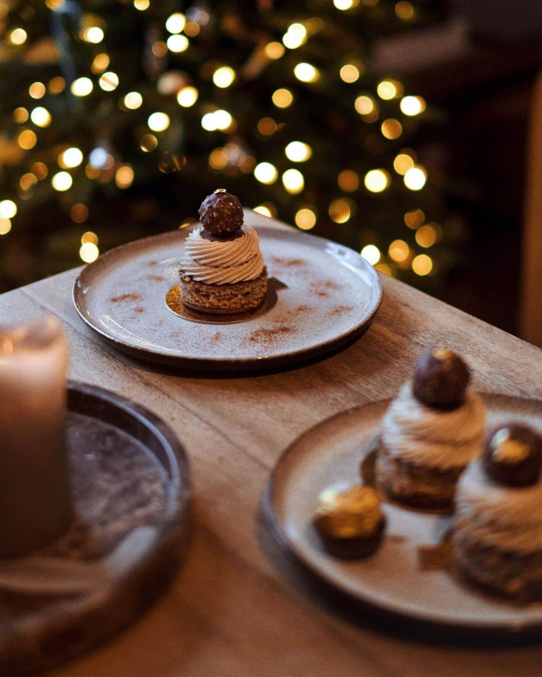 NICOLAS SIMOESのインスタグラム：「Finir son dîner d’avant Noël en beauté avec l’Eclat Praliné de @gregorycohenoff pensé pour @ferrerorocher 😍✨ Vous êtes prêts pour ce soir? #NoëlEnsembleAutrement #gourmandise4ever #adv 🍫」