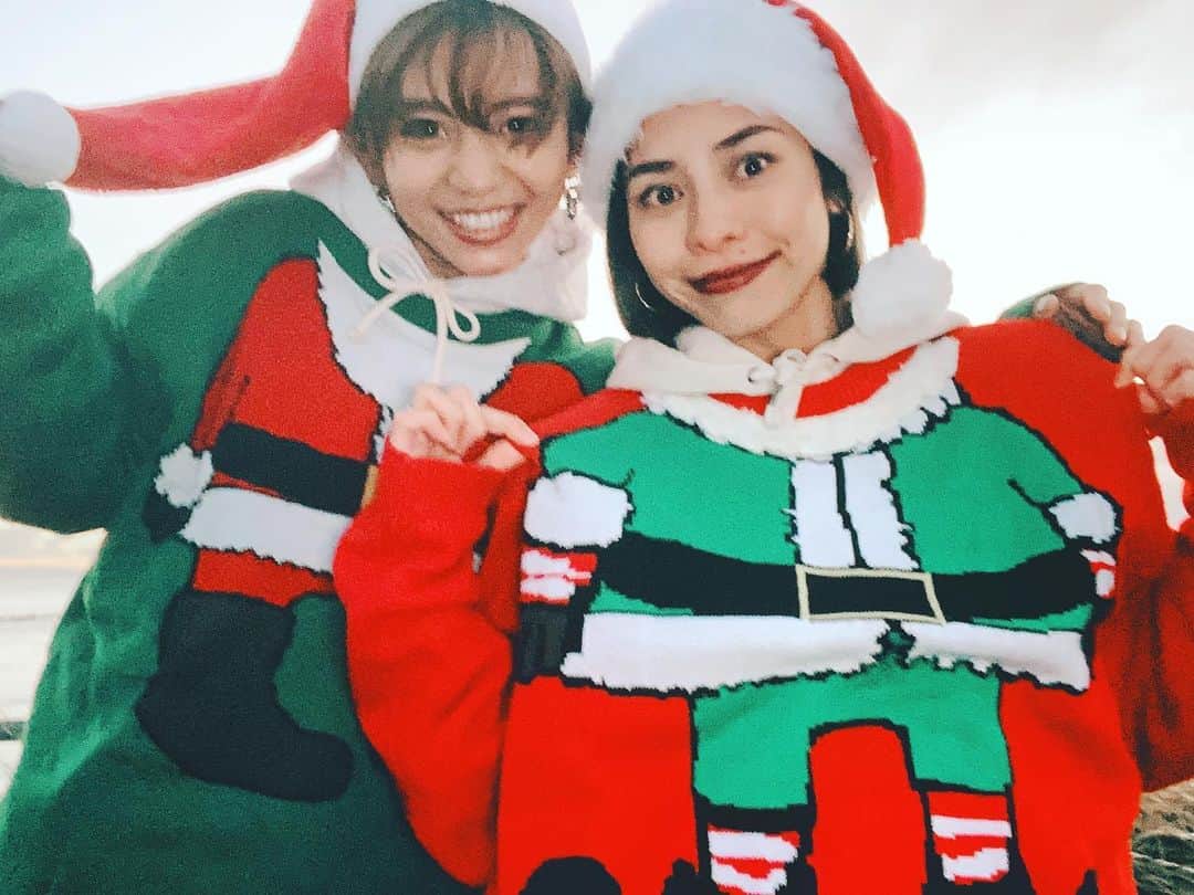 齋藤美波のインスタグラム：「🎄🎅🎁 Happy Merry Christmas🤍✨ ・ 当日は仕事で 至って普通の日なので この間の車泊キャンプの時に ユミとXmasっぽいこと してみたよ🤣♥️爆 このサンタ服、3年前？のだけど 毎年使える🤣 衣装とクリスマスソングかけとけば クリスマスっぽくなるね🤣 ・ 最後の動画は編集用に撮ったけど ジワるのであえてノーマルで載せました🤣🙌🏾🙌🏾爆 自己満動画見てね？🤍笑 ・ さ、今日の夜にサンタが来ると 大喜びでご飯も全部食べ自分から お風呂入るって言ったりいつもより 聞き分けが良くてわかりやすい息子👦🏻笑 ・ 何がもらえるかなぁ〜？🎅🎁🎄 ウチのクリスマスディナーは 明日です🍾🤍 珍しく揚げ物でもしようと思うよ🍗 ・ みなさん 良いChristmas Eveを...♥️✨ ・ ・ #クリスマス #クリスマスイヴ #サンタクロース #子供の楽しみ #ワクワクドキドキ #Christmas#Christmaseve#Santa Claus#happy#night」