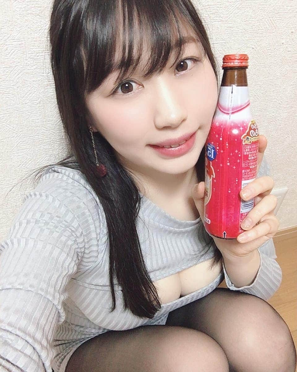 白葉まりさんのインスタグラム写真 - (白葉まりInstagram)「セブンに入ったらチキンの匂いが充満してた🍗🎄笑 . ケーキとかごちそう食べたいけど近いうちに収録が決まったのでがまんです🤤 . メリークリスマスイブ～🎄♥️ . . . . . . #メリークリスマス #メリークリスマスイブ #クリスマスイブ #シャンメリー #グラビア #グラドル #白葉まり #童貞を殺す服 #ニット #Fカップ #MerryChristmas #Christmas #japanesegirl #sexy #goodevening #晩上好」12月24日 19時20分 - shirahamari