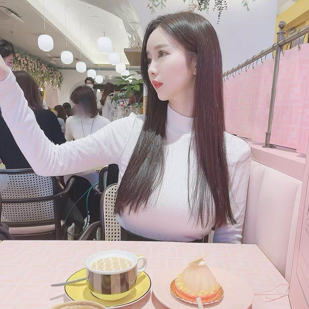 関有美子のインスタグラム：「🍰🧁🍰🧁 . . この写真 やたらとなぜか ストーリーでの お褒めのリアクションが多かったので 投稿に移動🙂 . . 久々の映えカフェで なんとか盛りたい一心で撮影中です。 . 映えカフェには インスタグラマーが集結してました。 ちょっとした頂上決戦みたいに なってて それを体感するだけで SNS時代を感じて面白い。笑 . . . #映えたい#盛りたい#詐欺りたい #インスタグラマー #フェンディカフェ #アニヴェルセル表参道 #アフタヌーンティー #afternoontea #foodstagram  #omotesando#fendi」