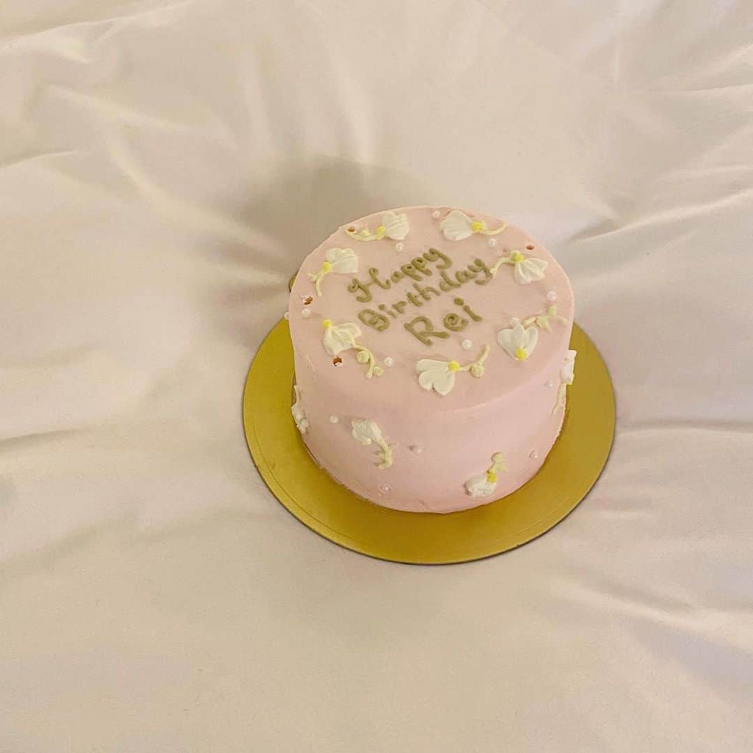 小林玲のインスタグラム：「.﻿ ﻿ ﻿ 🎂﻿ ﻿ ﻿ しゆうとゆっこたんが、﻿ ディズニーに素敵なホテルにと﻿ サプライズでお祝いしてくれました♡♪﻿ ﻿ 全然気づかなくて﻿ ケーキ出てきてびっくり！(嬉)﻿ ﻿ ﻿ ﻿ 二人とも大好きだ〜！﻿ 本当にありがとう🥂👭﻿ ﻿ ﻿ ﻿ ﻿ ﻿ 私の周り素敵な人たくさんで、﻿ ほんと自分人に恵まれてるなぁって﻿ 改めて思いましたとさ☺︎♪﻿ ﻿ ﻿ ﻿ ﻿ ﻿」