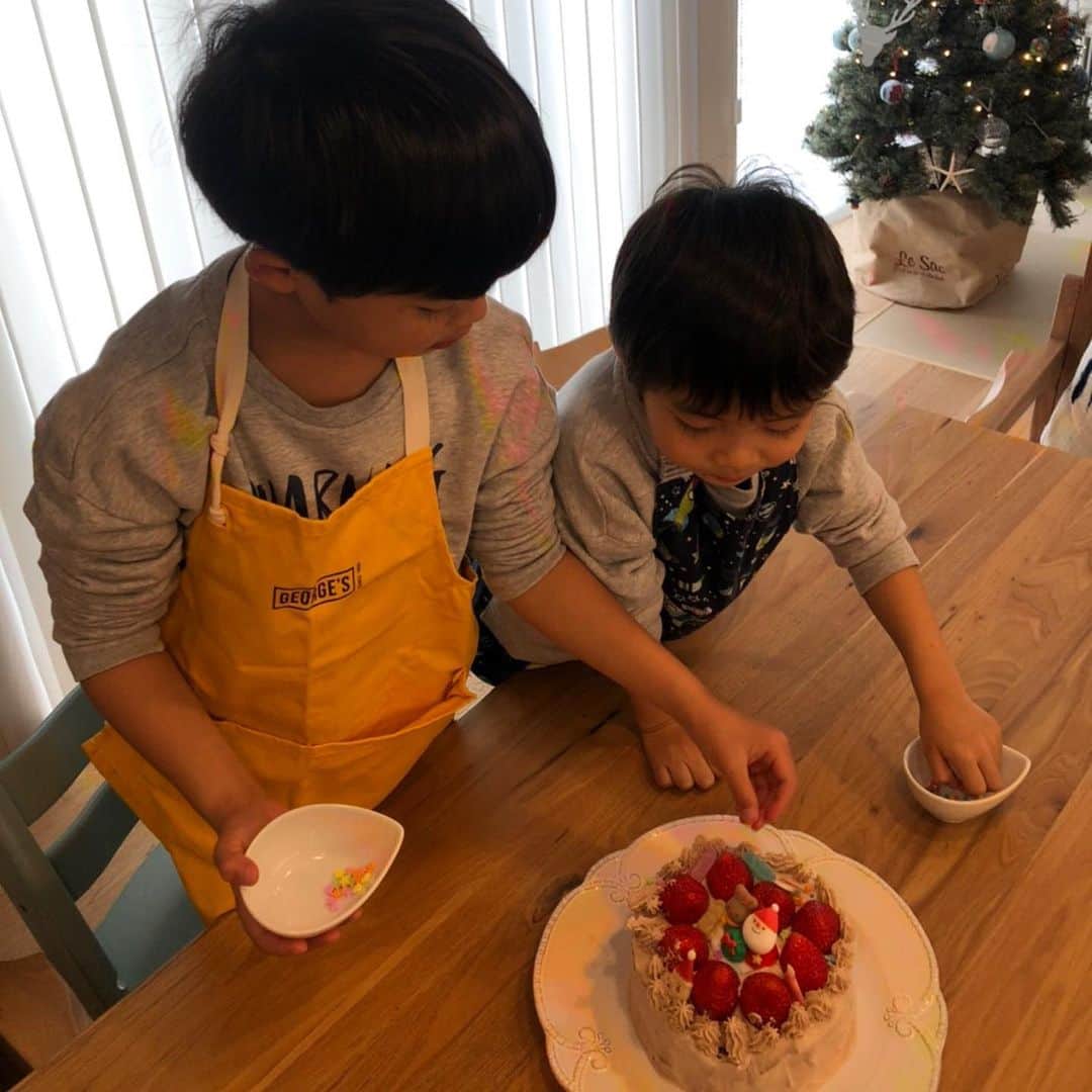 小林悠さんのインスタグラム写真 - (小林悠Instagram)「メリークリスマス🎄🎅  奥さんが美味しいディナーを作ってくれました🍴😋  子供たちは手作りケーキを🎂  むちむちサンタ🎅も登場☺️笑  家族で一緒にクリスマス🎄を過ごせること。  それだけで本当に幸せなんだなと感じた１日でした😌  大人にもサンタさん来ないかな〜🎅笑」12月24日 19時30分 - kobayashiyu11