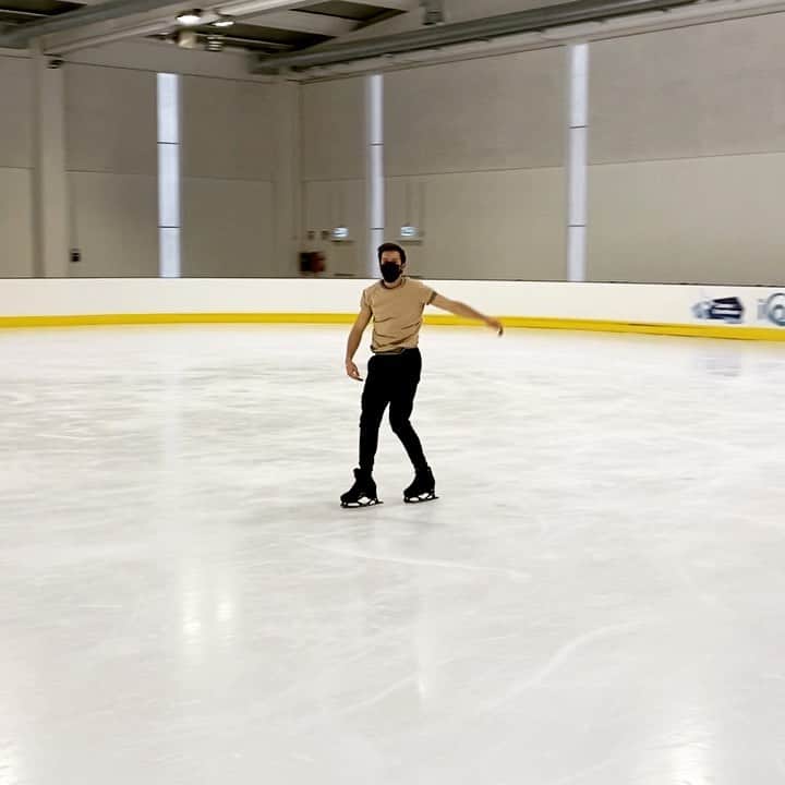 オンドレイ・ホタレックのインスタグラム：「Merry Christmas everybody! One of the first tricks on my brand new @edeaskates and @johnwilsonblades combo... First backflip after almost a year feeling amazing! #backflip #olddogoldtricks #edeaskates #johnwilsonblades」