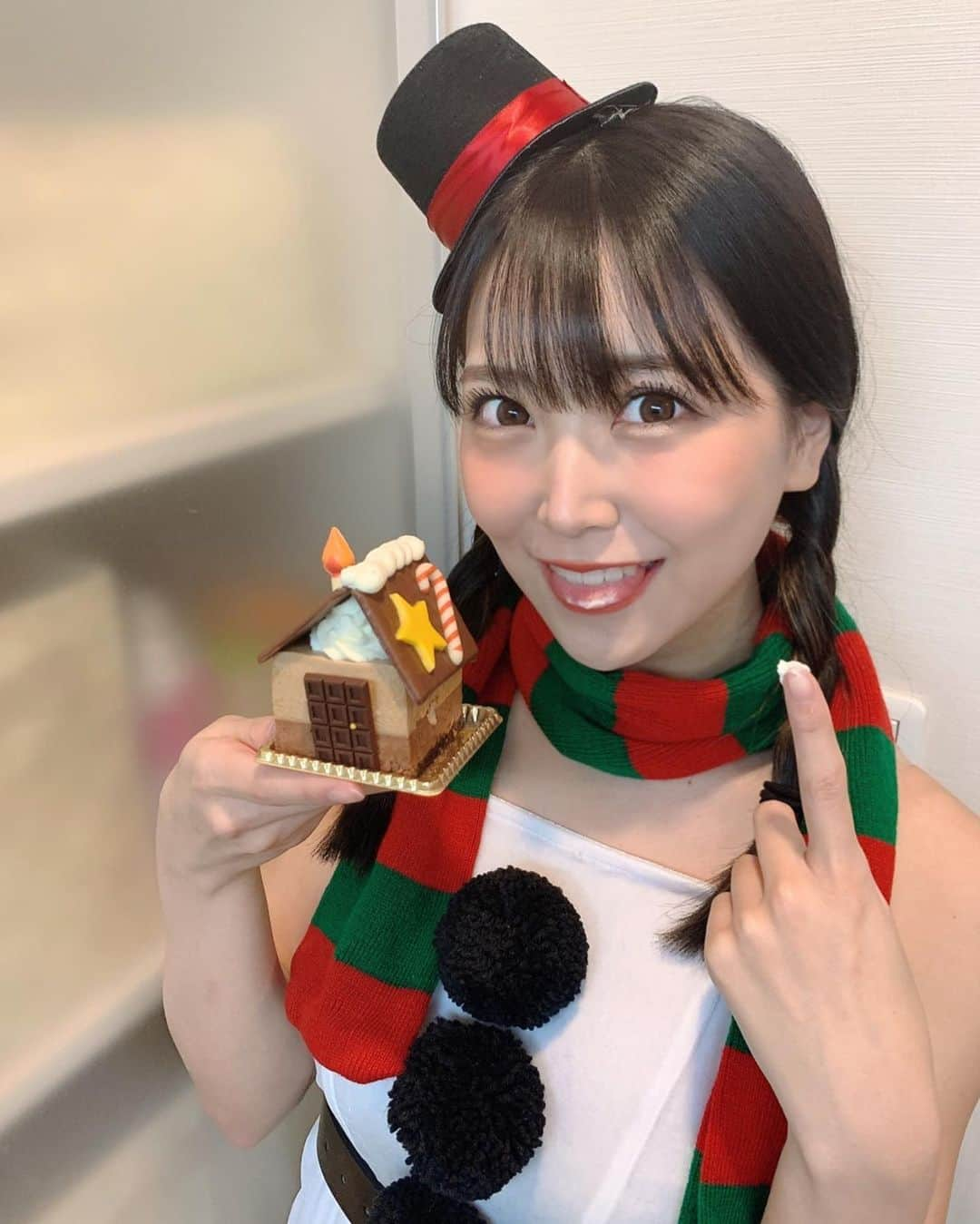 白間美瑠さんのインスタグラム写真 - (白間美瑠Instagram)「メリークリスマスイブ🎅🏻 みなさん素敵なX’mas過ごしてますか？ ・ ・ わたしは、スノーマンになっております☃️自分で買ってきてしまった😂笑恥　イベントは楽しまなきゃっ❤️明日もお楽しみにっ💨 #スノーマン　#クリスマスイブ」12月24日 19時23分 - shiro36run