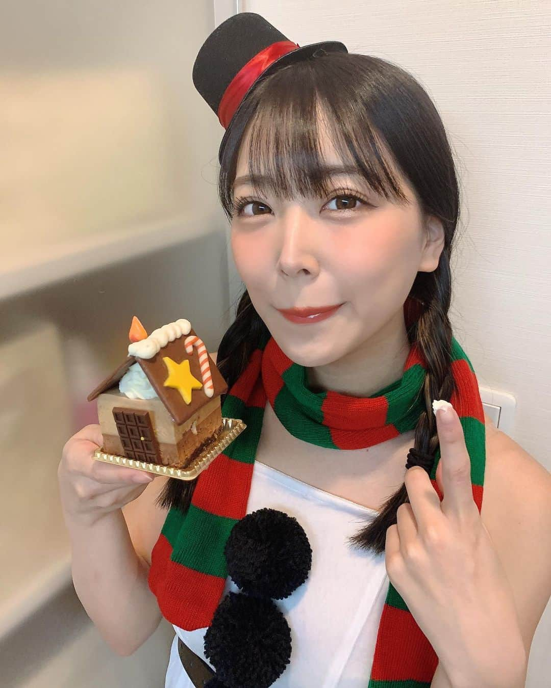 白間美瑠さんのインスタグラム写真 - (白間美瑠Instagram)「メリークリスマスイブ🎅🏻 みなさん素敵なX’mas過ごしてますか？ ・ ・ わたしは、スノーマンになっております☃️自分で買ってきてしまった😂笑恥　イベントは楽しまなきゃっ❤️明日もお楽しみにっ💨 #スノーマン　#クリスマスイブ」12月24日 19時23分 - shiro36run