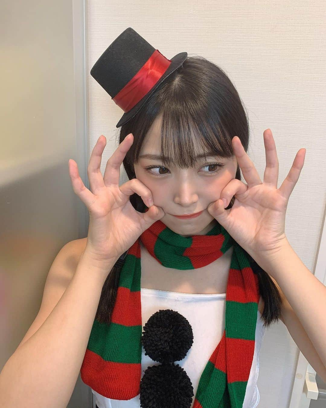 白間美瑠さんのインスタグラム写真 - (白間美瑠Instagram)「メリークリスマスイブ🎅🏻 みなさん素敵なX’mas過ごしてますか？ ・ ・ わたしは、スノーマンになっております☃️自分で買ってきてしまった😂笑恥　イベントは楽しまなきゃっ❤️明日もお楽しみにっ💨 #スノーマン　#クリスマスイブ」12月24日 19時23分 - shiro36run